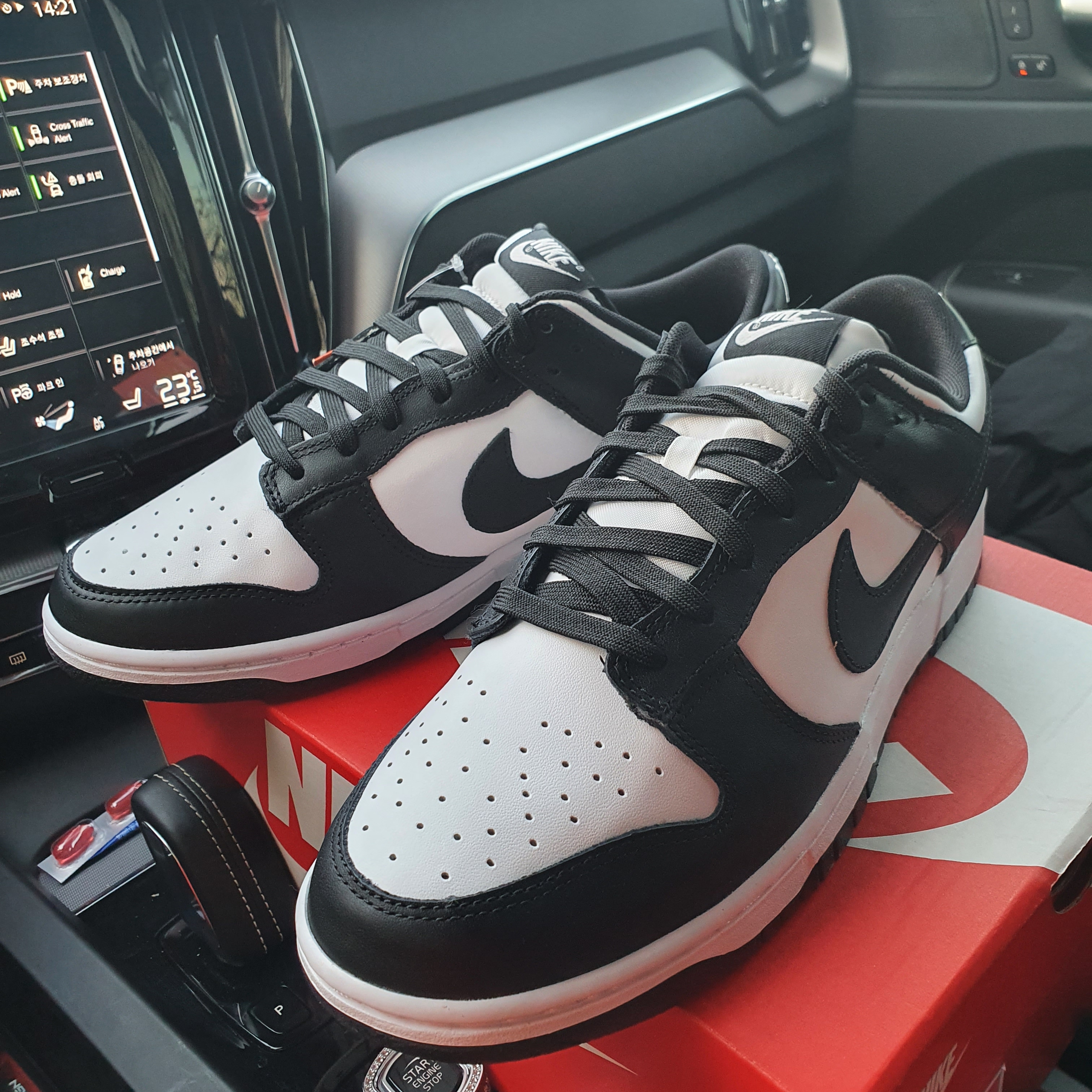 Nike Dunk Low Retro Black 착용 스타일 - 2