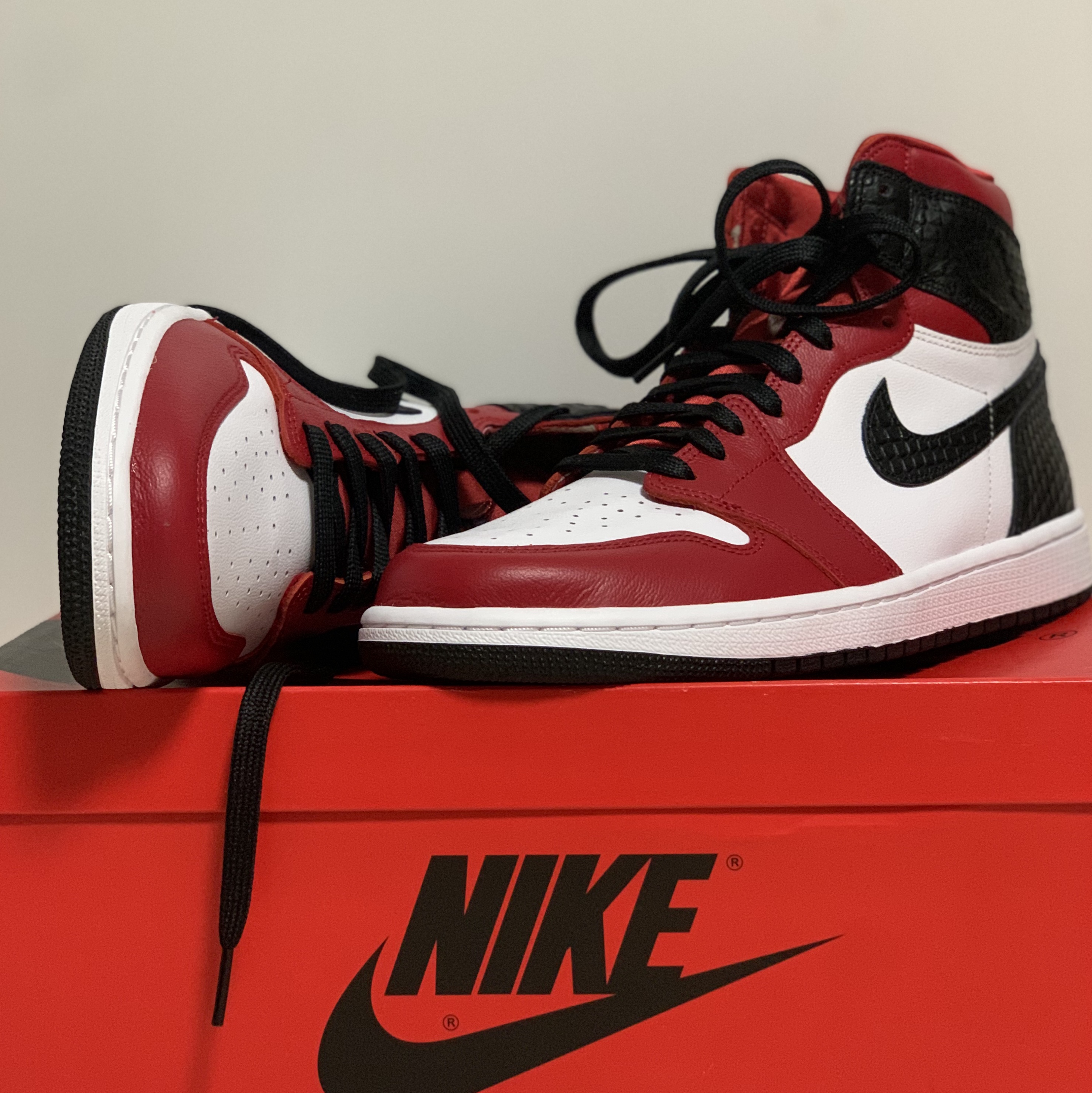 (W) Jordan 1 Retro High Satin Red 착용 스타일
