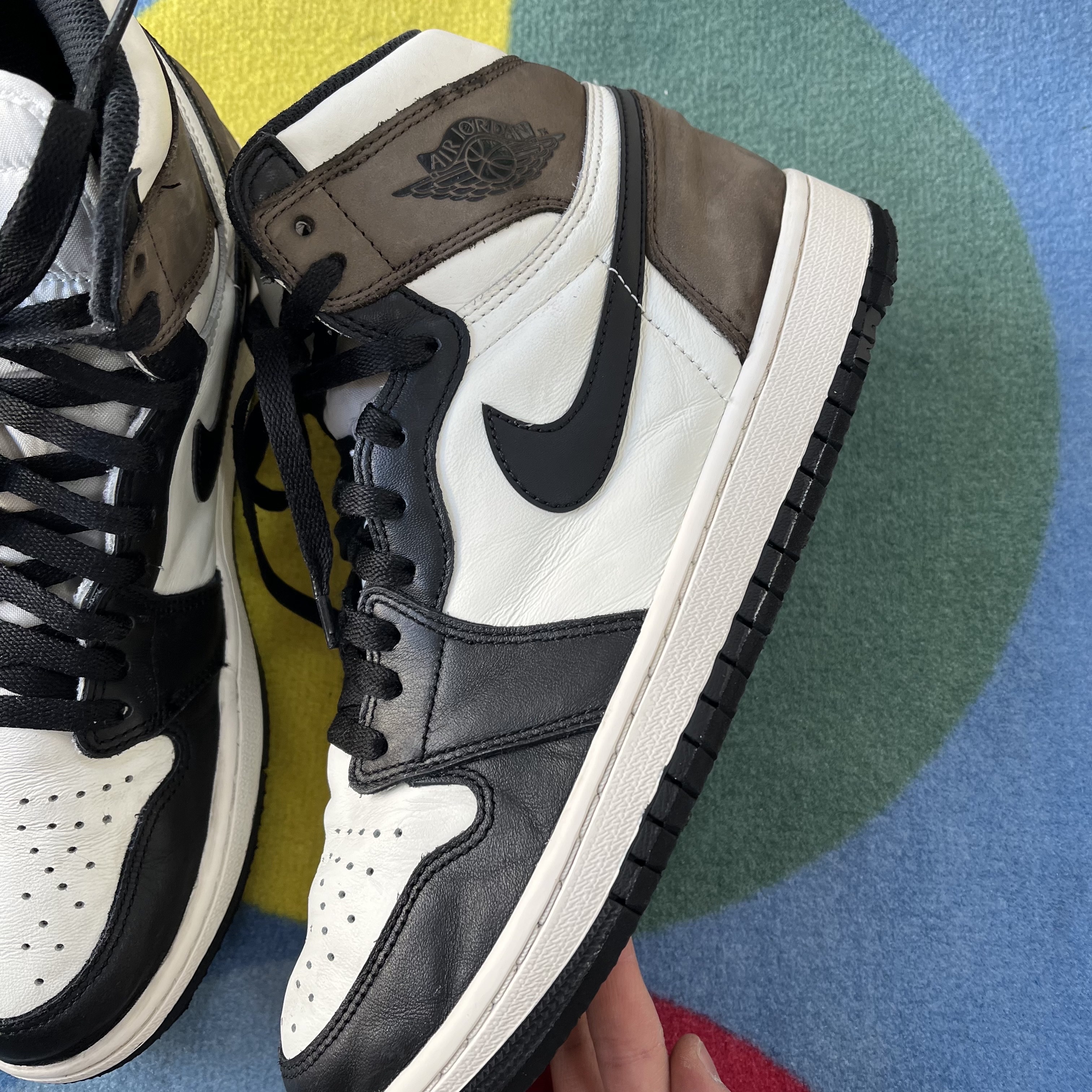 Jordan 1 Retro High OG Black Mocha 착용 스타일 - 3