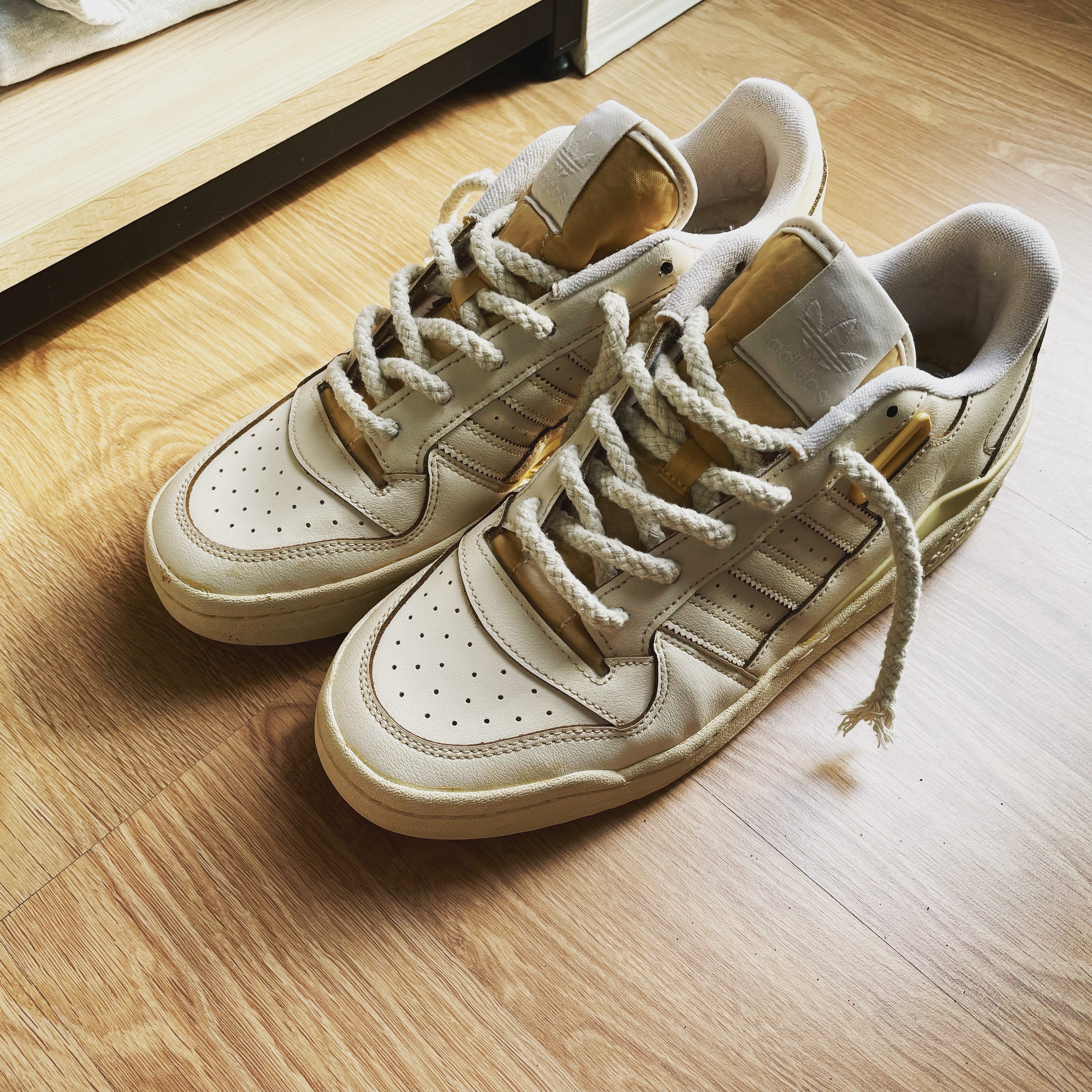 Adidas Forum Low Triple White 착용 스타일 - 2