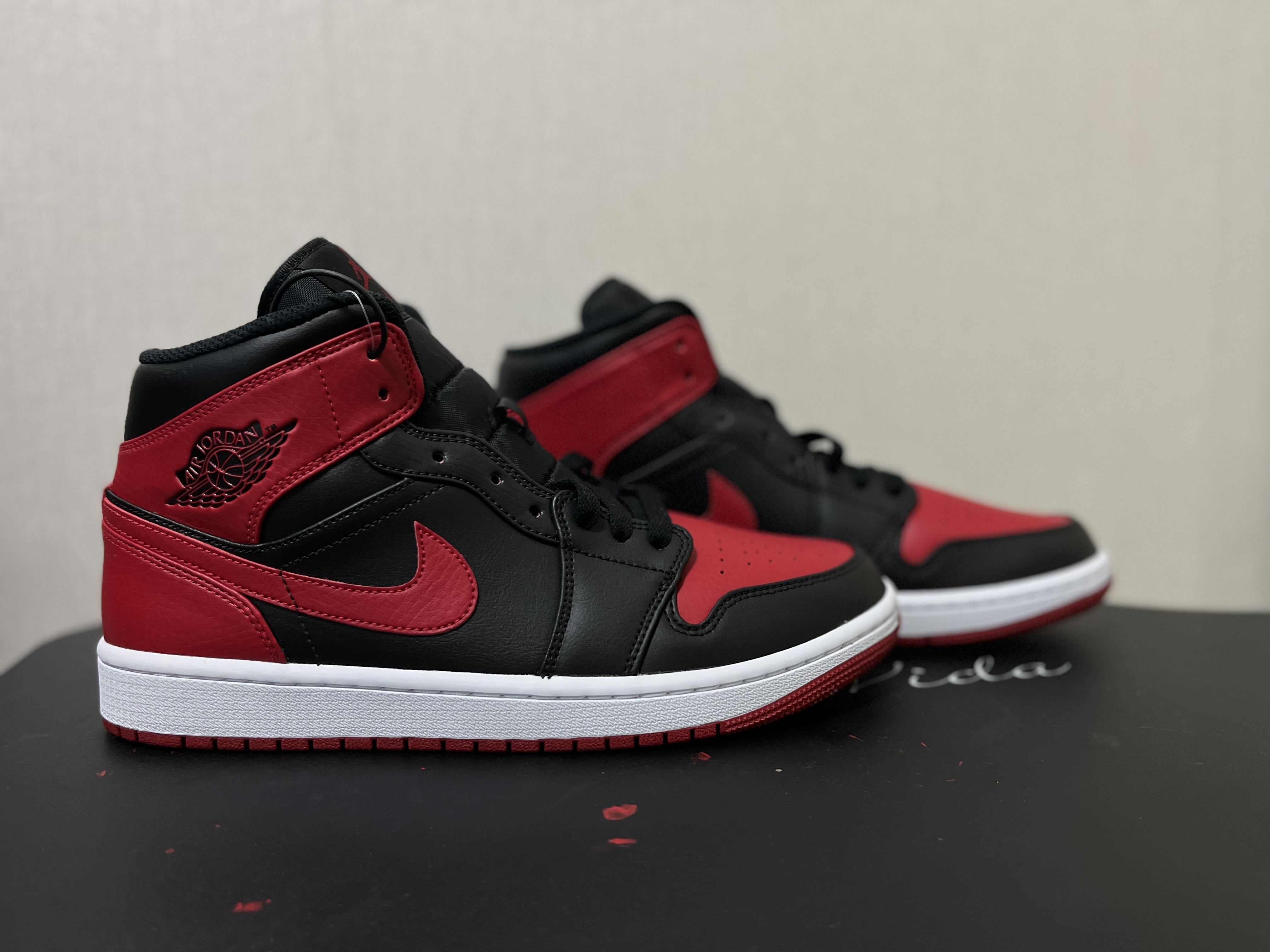Jordan 1 Mid Bred Banned 2020 착용 스타일 - 1