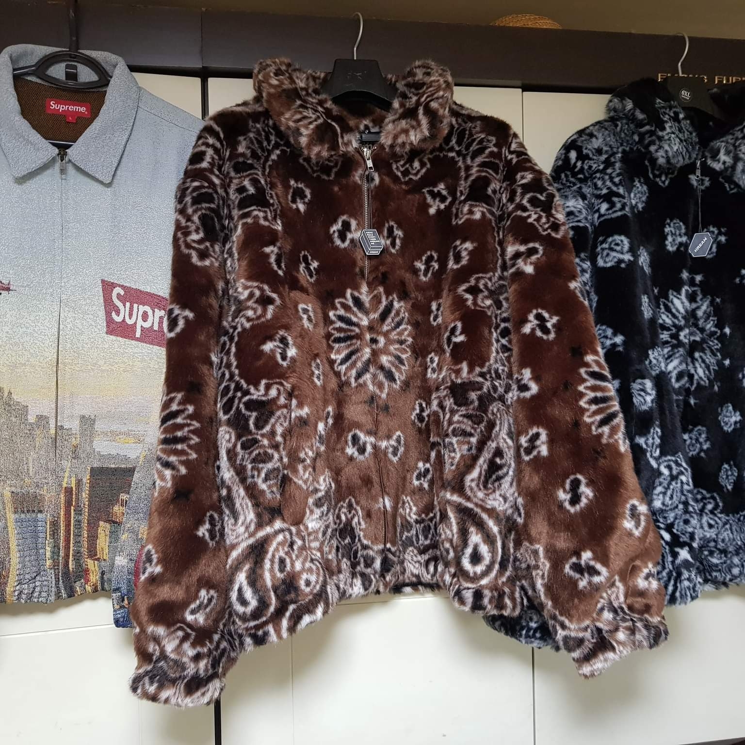Supreme Bandana Faux Fur Bomber Jacket Black - 21SS, Supreme Bandana Faux Fur Bomber Jacket Brown - 21SS 착용 스타일