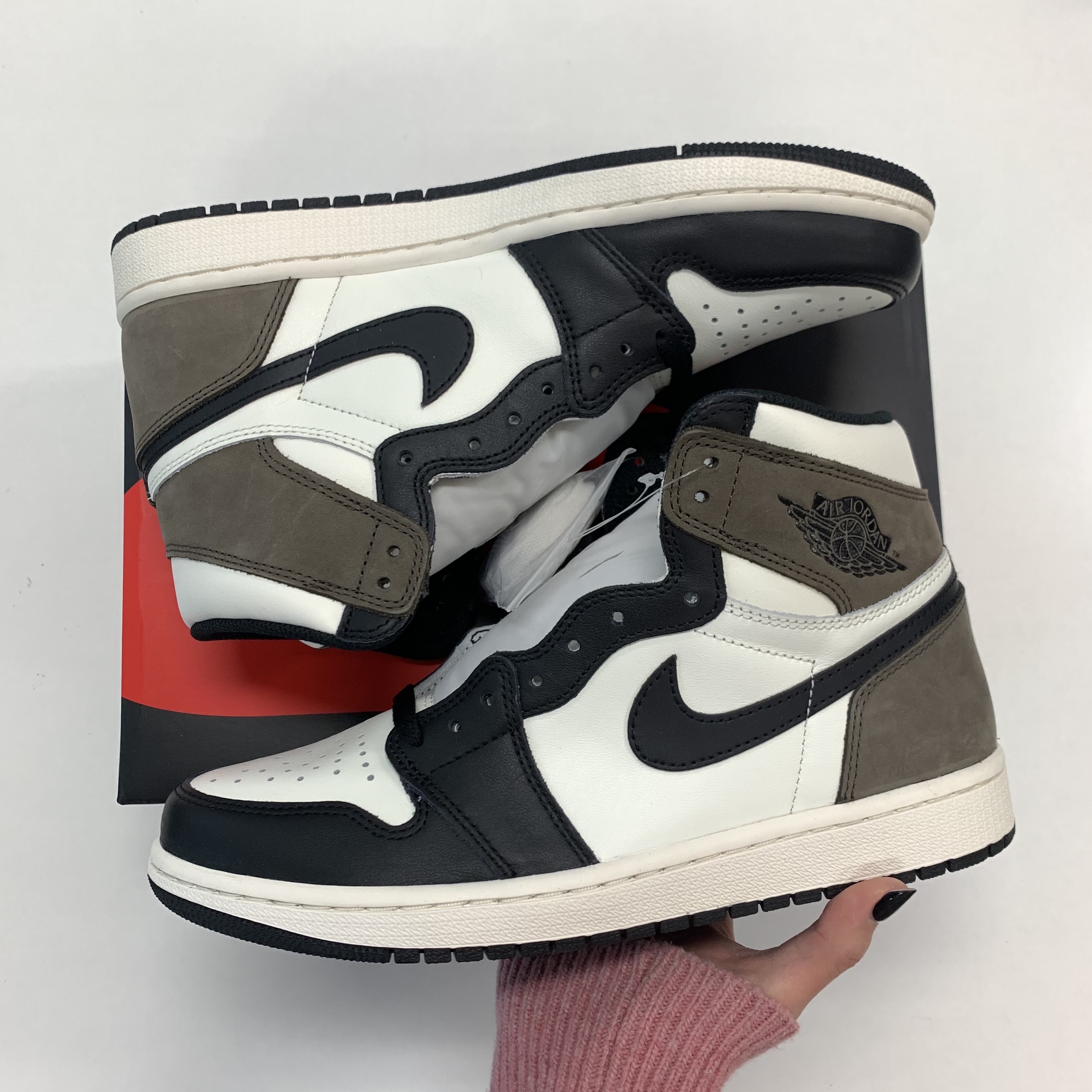 Jordan 1 Retro High OG Black Mocha 착용 스타일