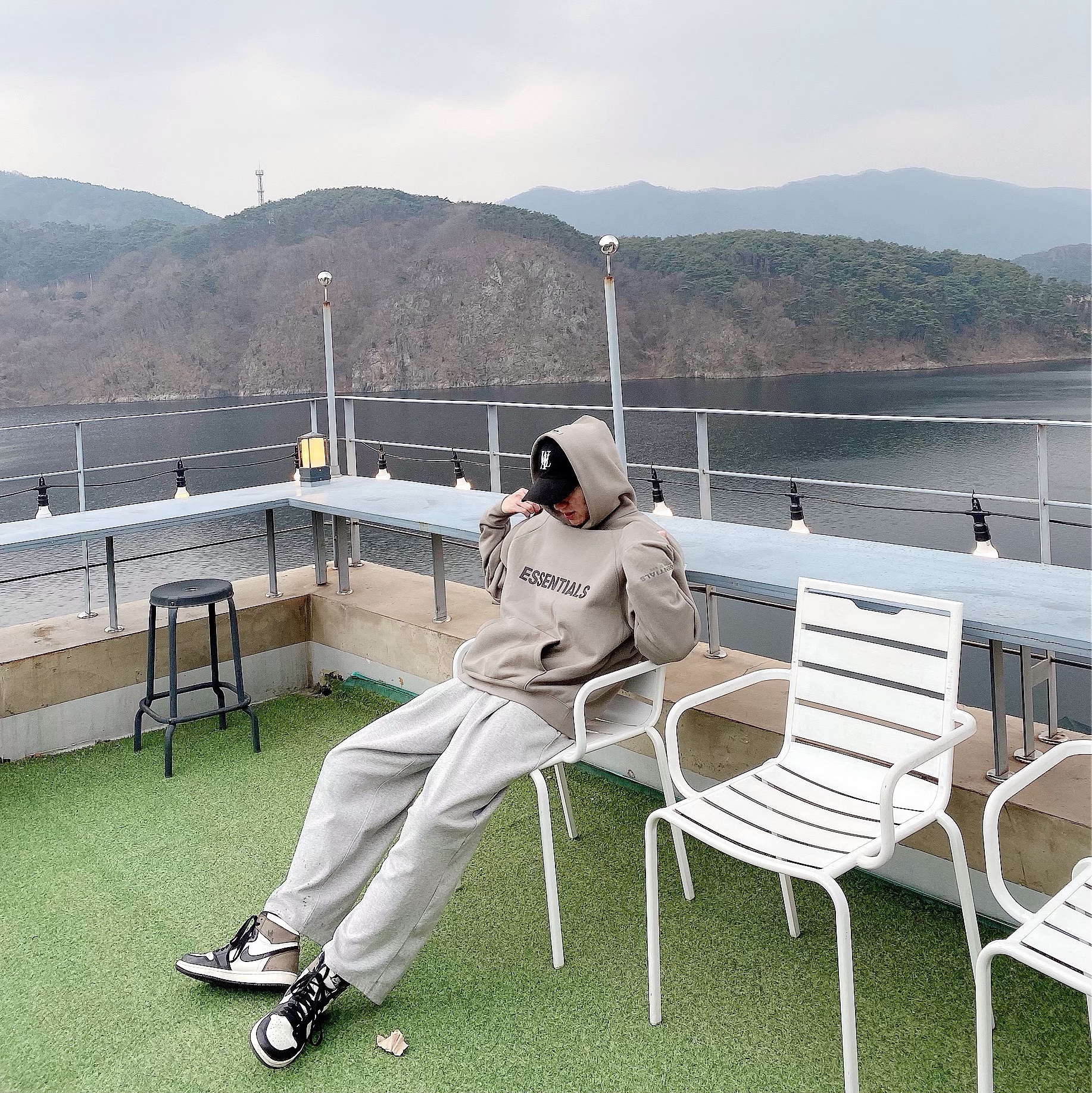 Essentials 3D Silicon Applique Pullover Hoodie Cement - 20FW, Jordan 1 Retro High OG Black Mocha 착용 스타일