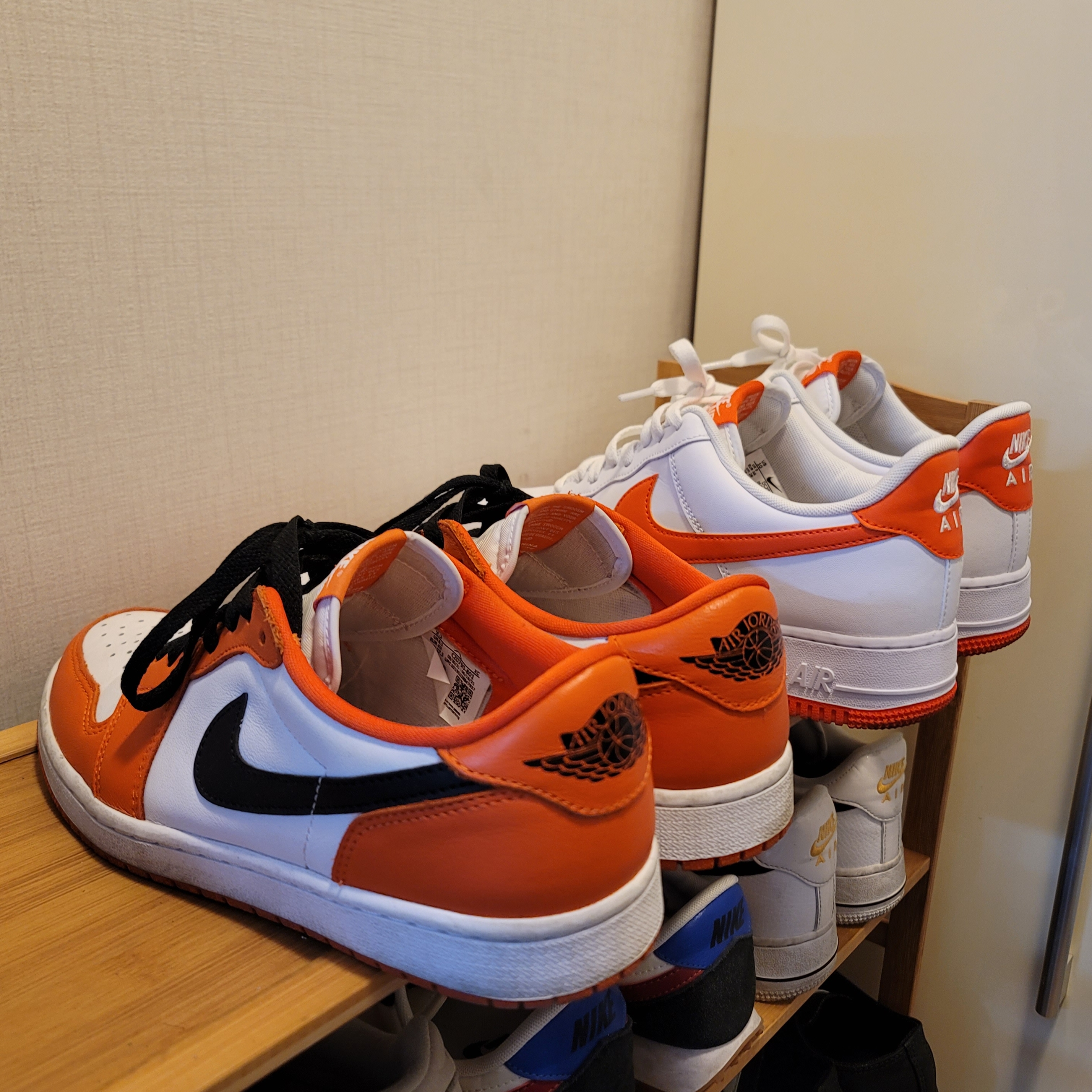 Jordan 1 Low OG Starfish, Nike Air Force 1 '07 Low White Team Orange 착용 스타일 - 2
