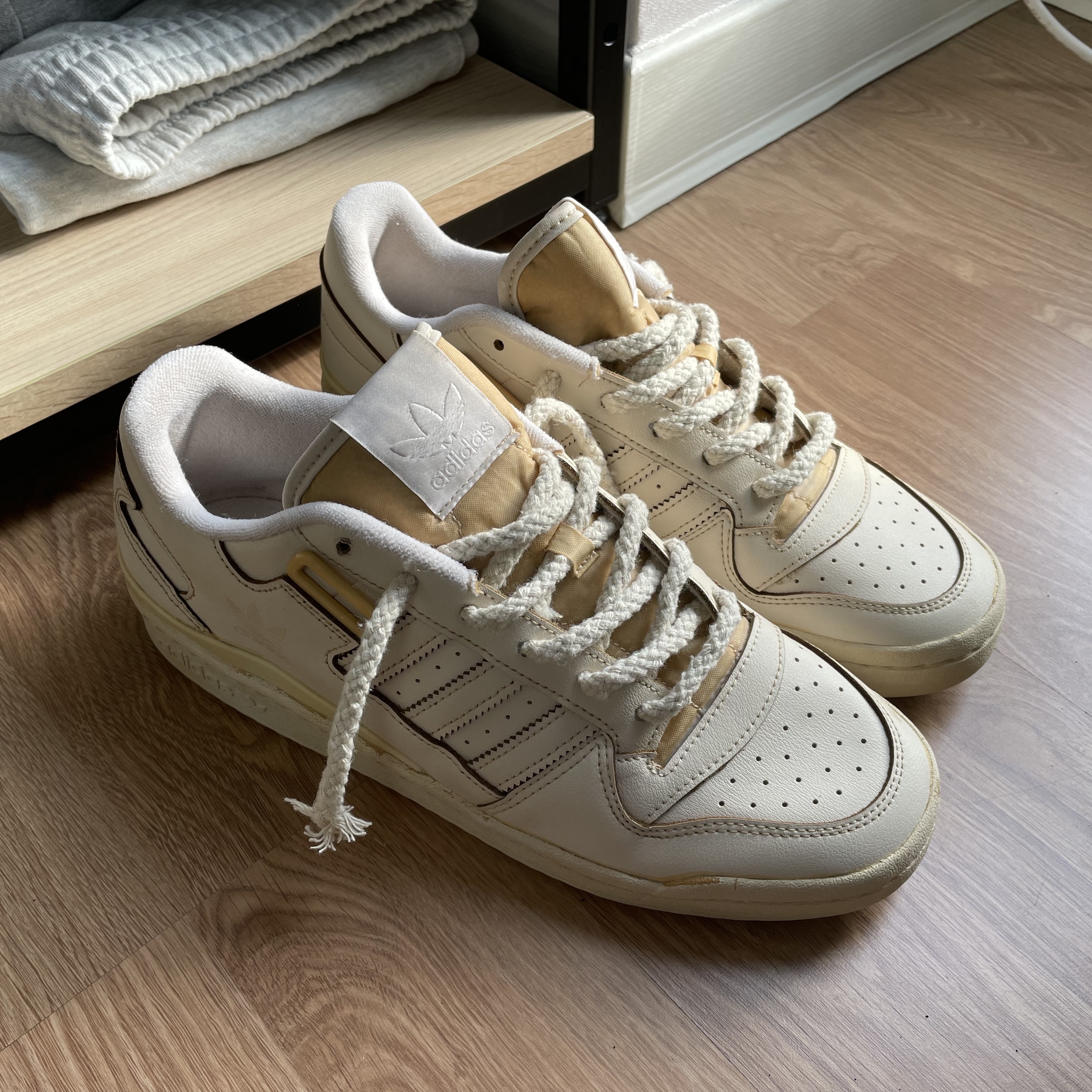 Adidas Forum Low Triple White 착용 스타일 - 1