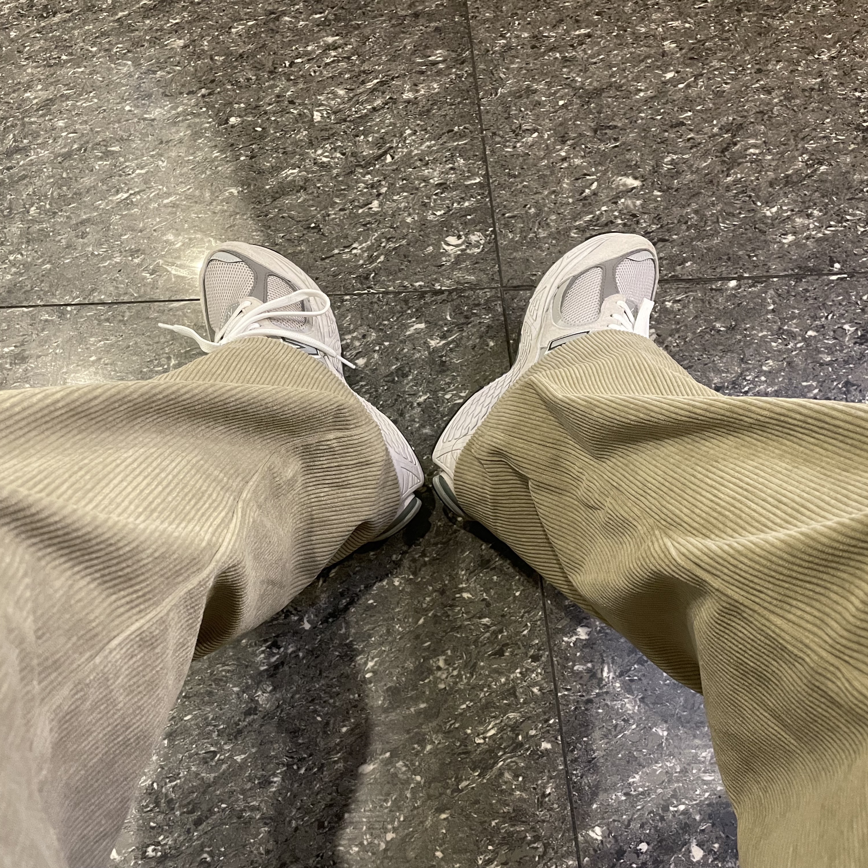 New Balance 2002R T2 Gray 착용 스타일 - 1