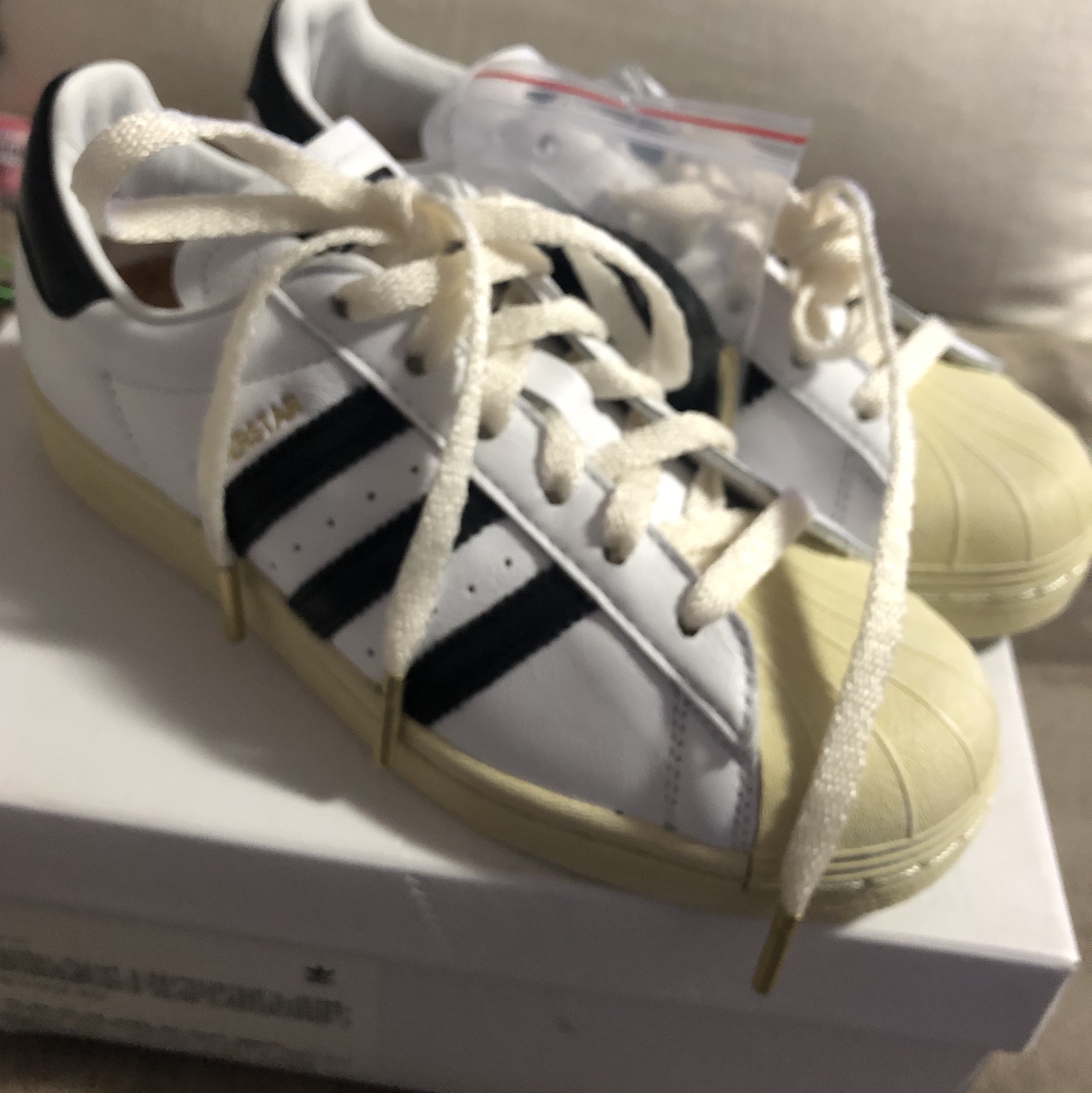 Adidas Superstar Premium White Black 착용 스타일 - 2
