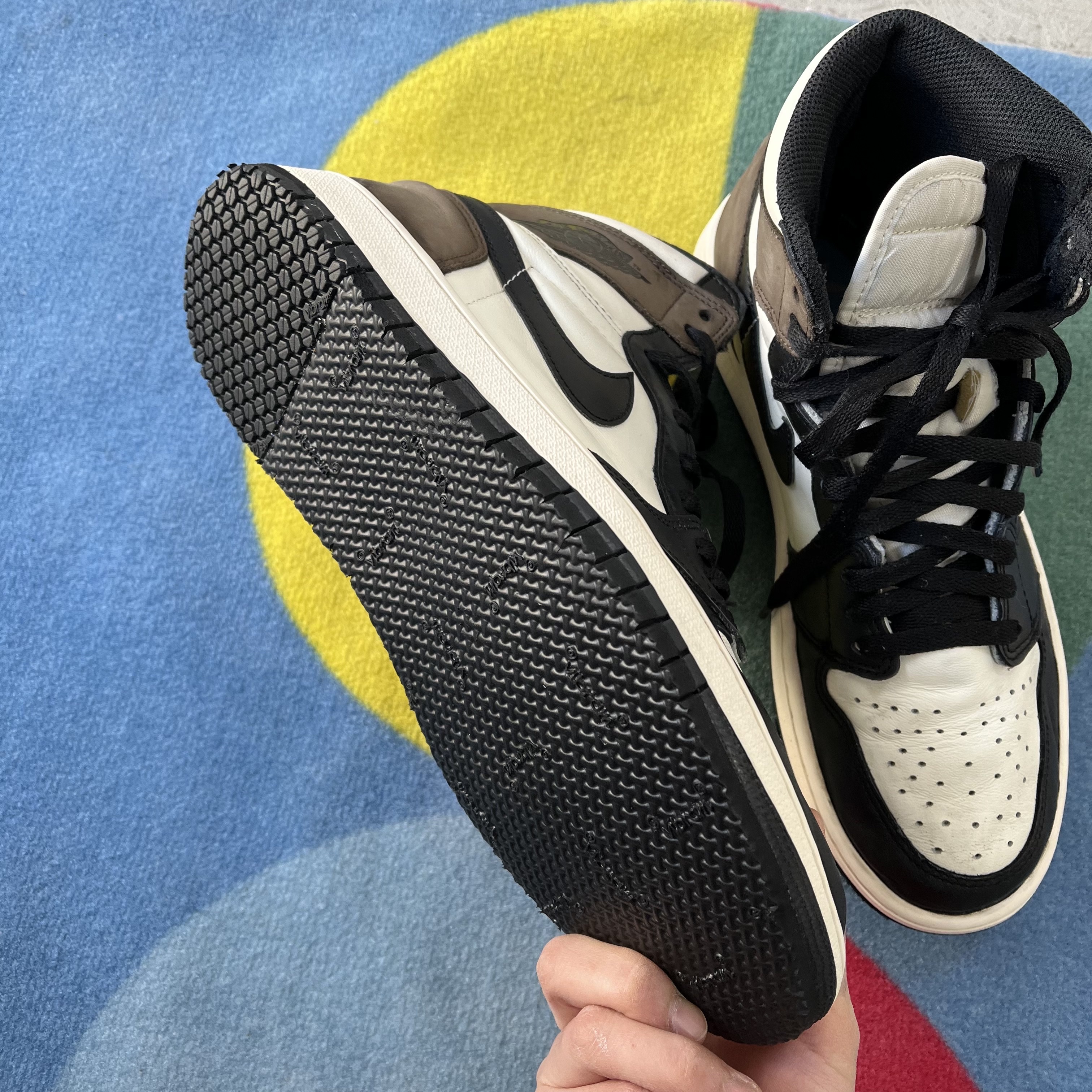 Jordan 1 Retro High OG Black Mocha 착용 스타일 - 4