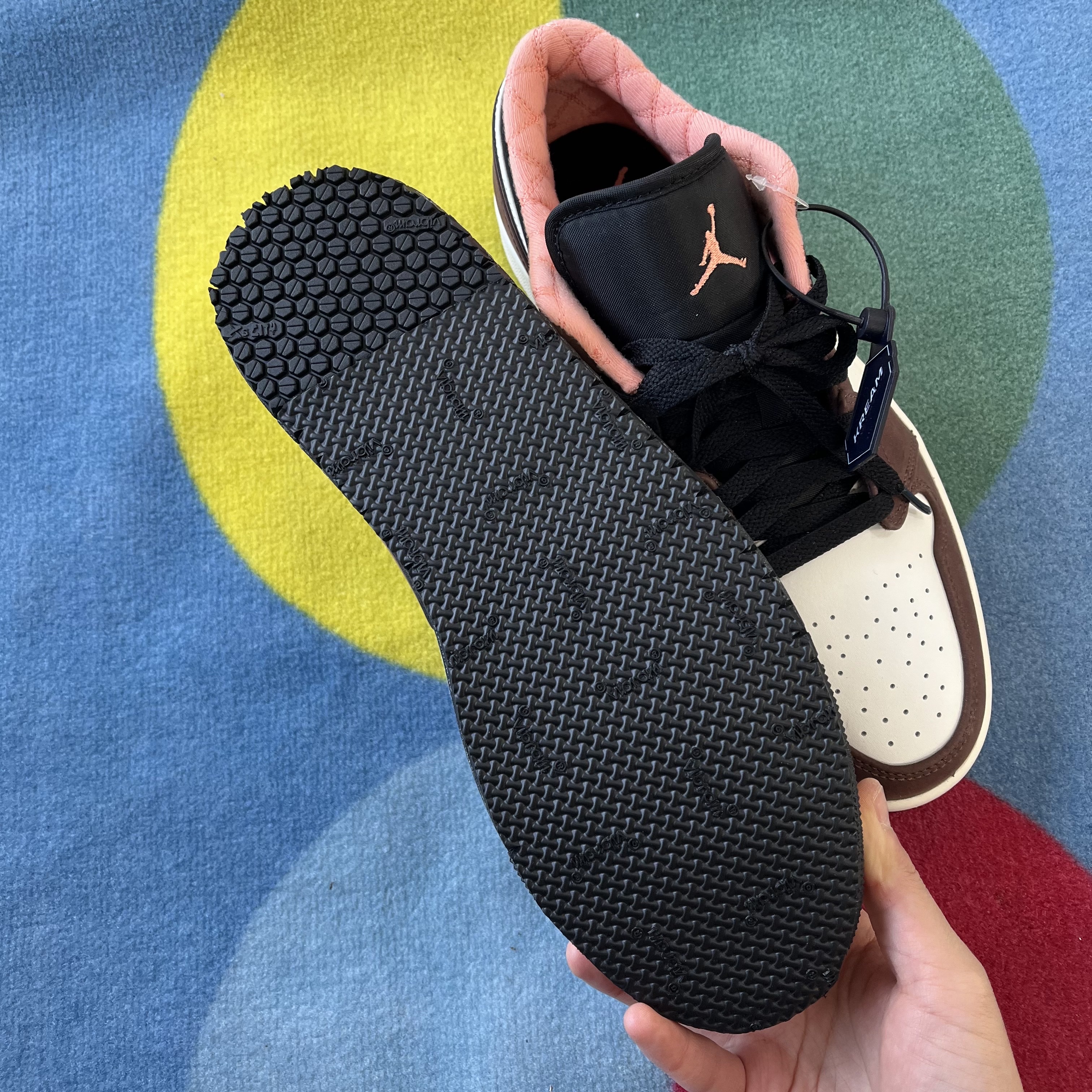 Jordan 1 Low SE Chocolate Bliss 착용 스타일 - 3