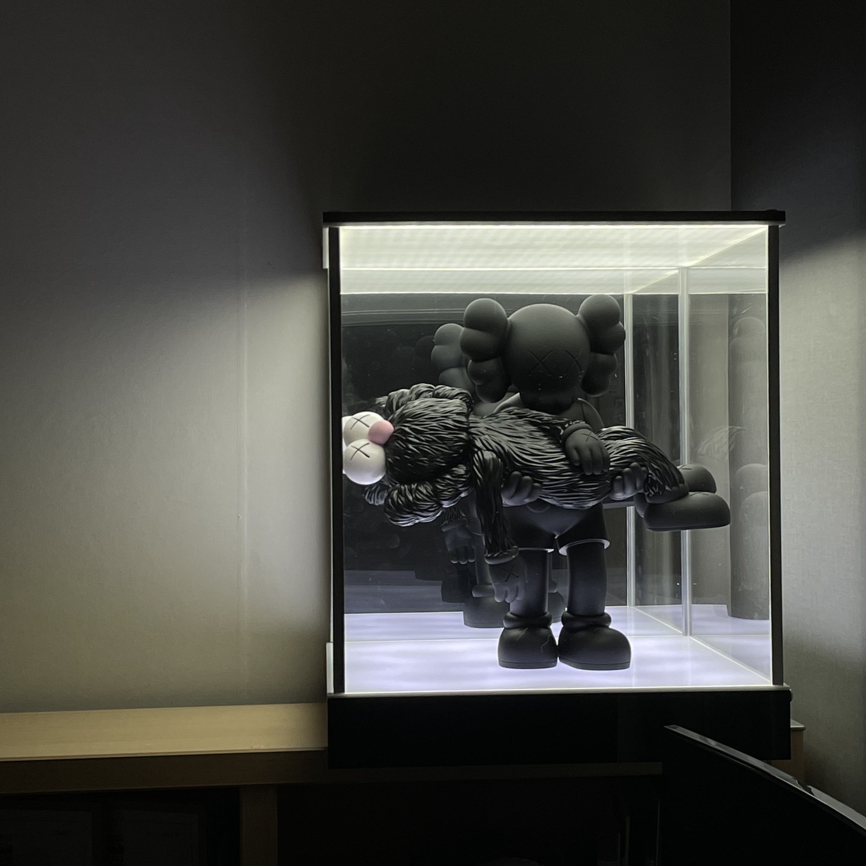 Kaws Gone Figure Black 착용 스타일 - 3