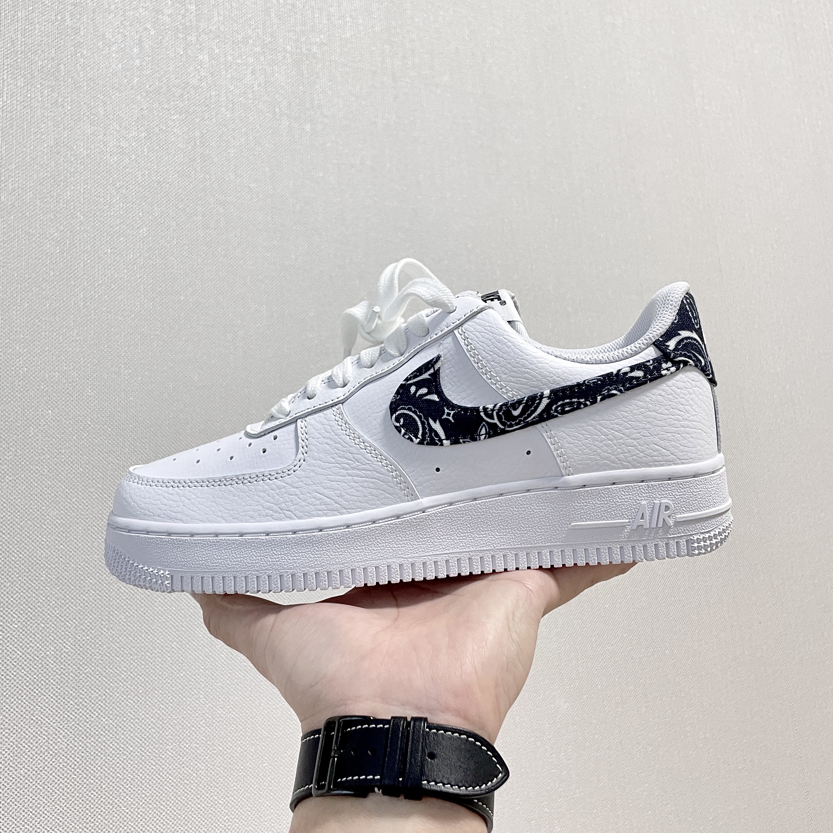 (W) Nike Air Force 1 '07 Essential Paisley Swoosh White Black 착용 스타일