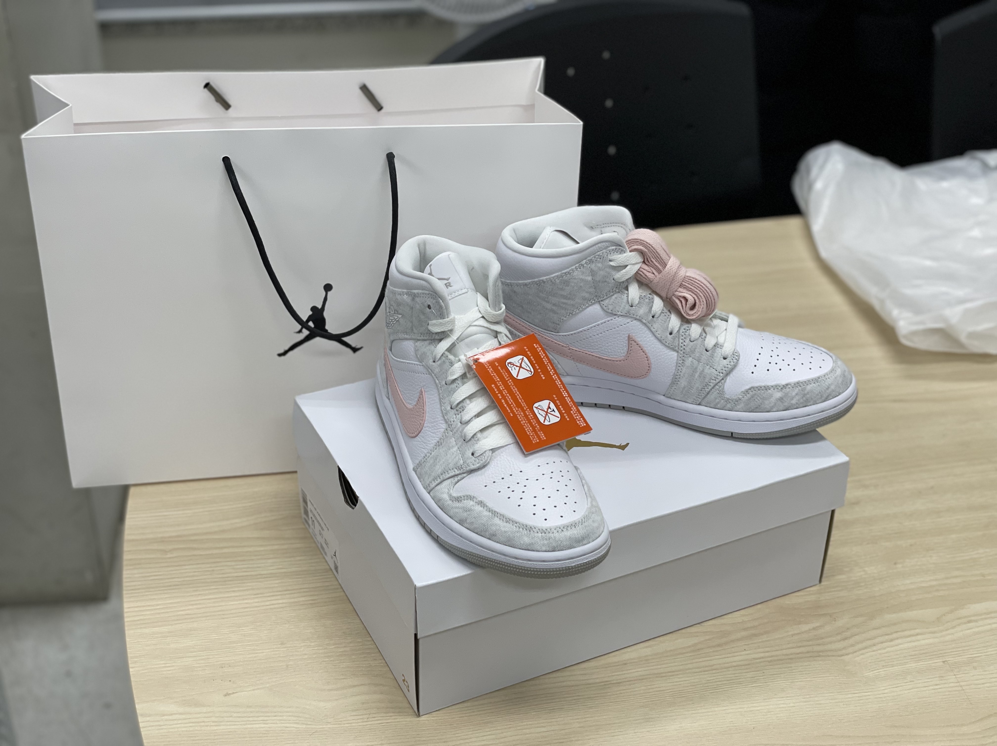 (W) Jordan 1 Mid SE Light Iron Ore 착용 스타일