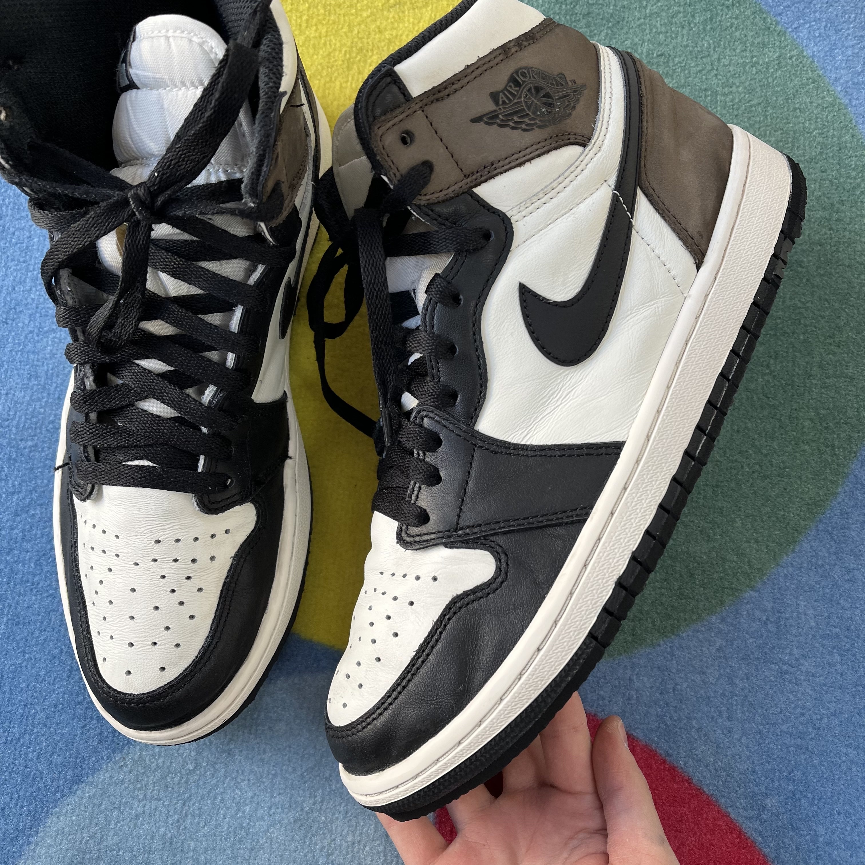 Jordan 1 Retro High OG Black Mocha 착용 스타일 - 2