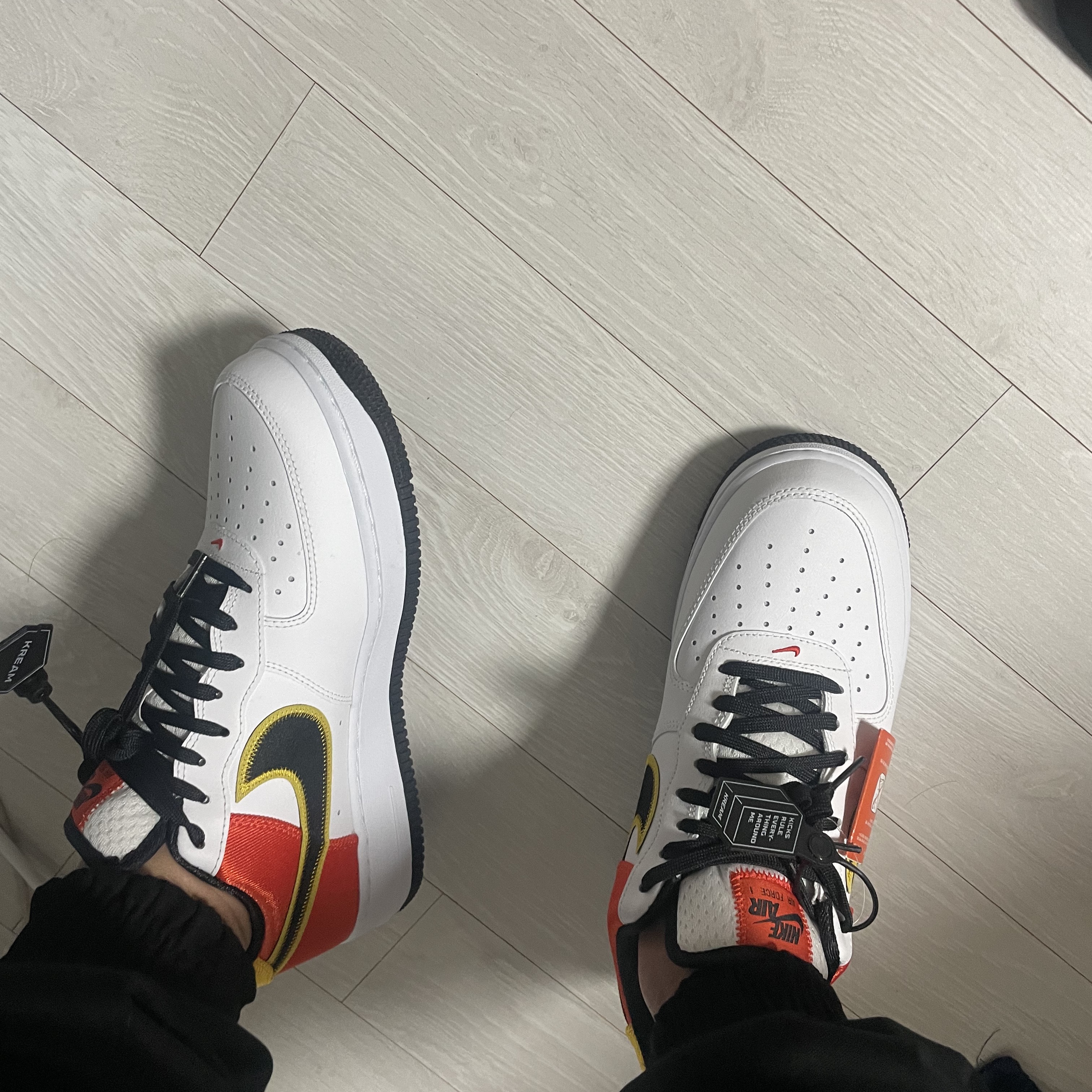 Nike Air Force 1 '07 LV8 Rayguns 착용 스타일