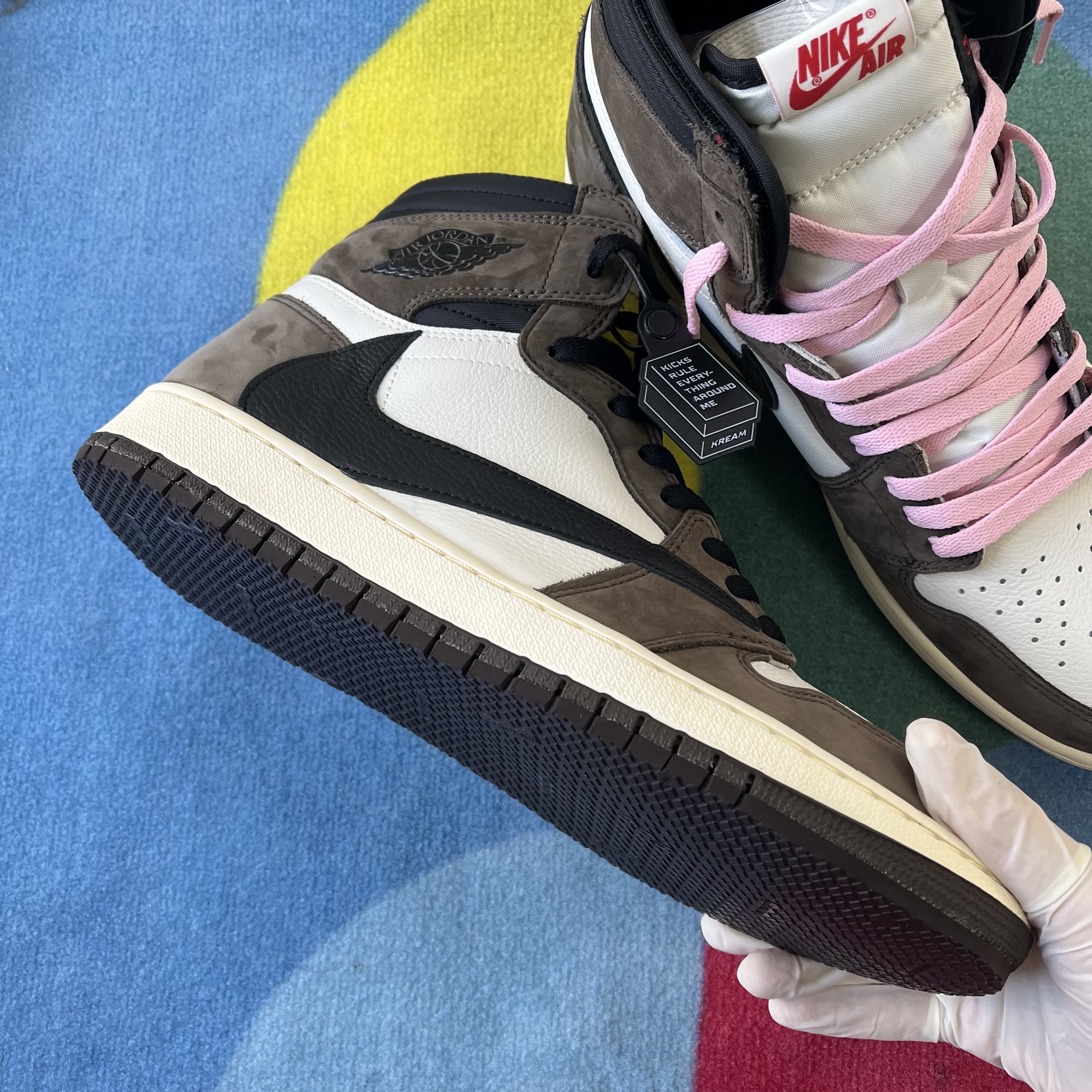Jordan 1 x Travis Scott Retro High OG SP Mocha 착용 스타일 - 3
