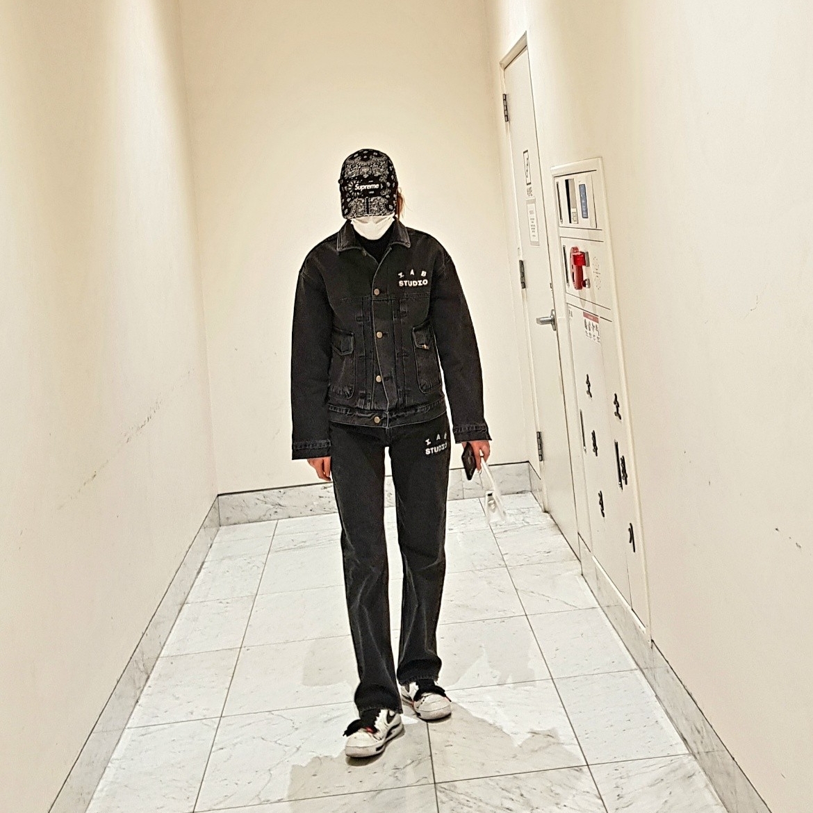 IAB Studio x Lee Denim Jacket Black, IAB Studio x Lee Denim Jeans Black 착용 스타일 - 1