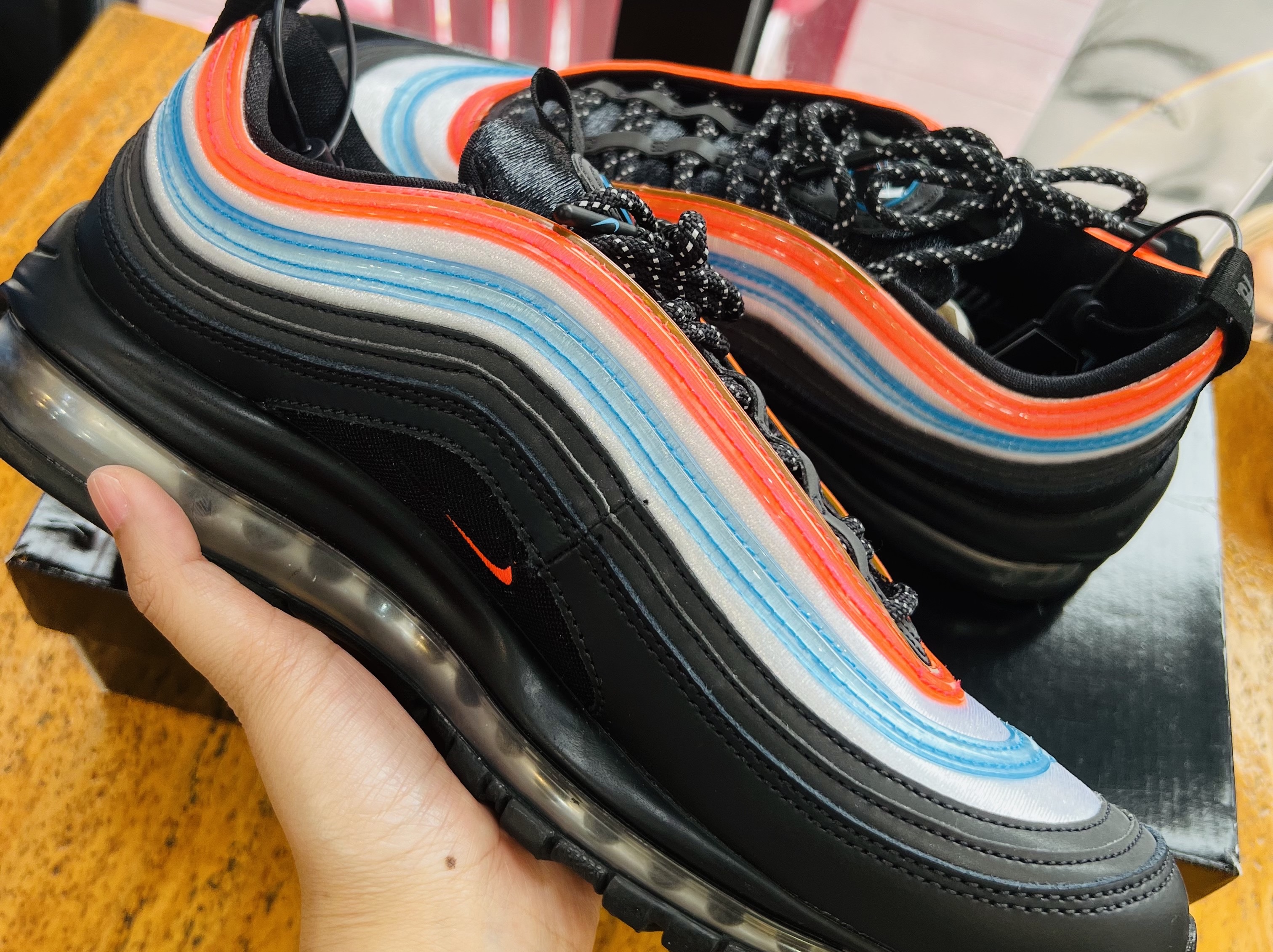 Nike Air Max 97 Neon Seoul 착용 스타일 - 2