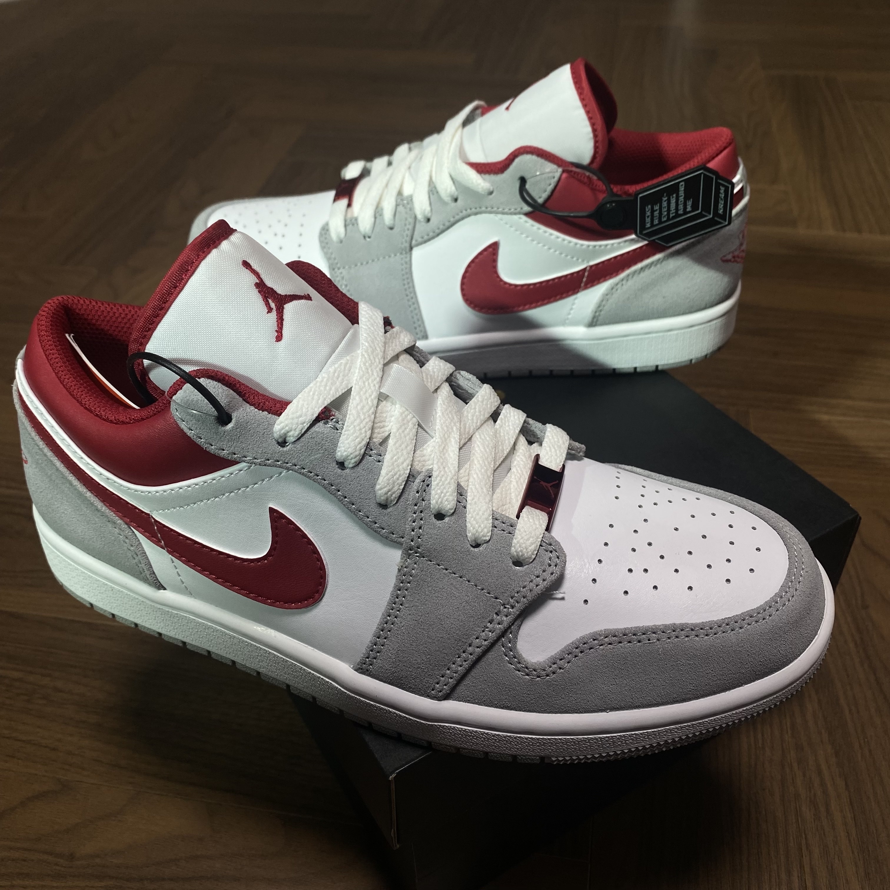 Jordan 1 Low SE Light Smoke Grey Gym Red 착용 스타일 - 1