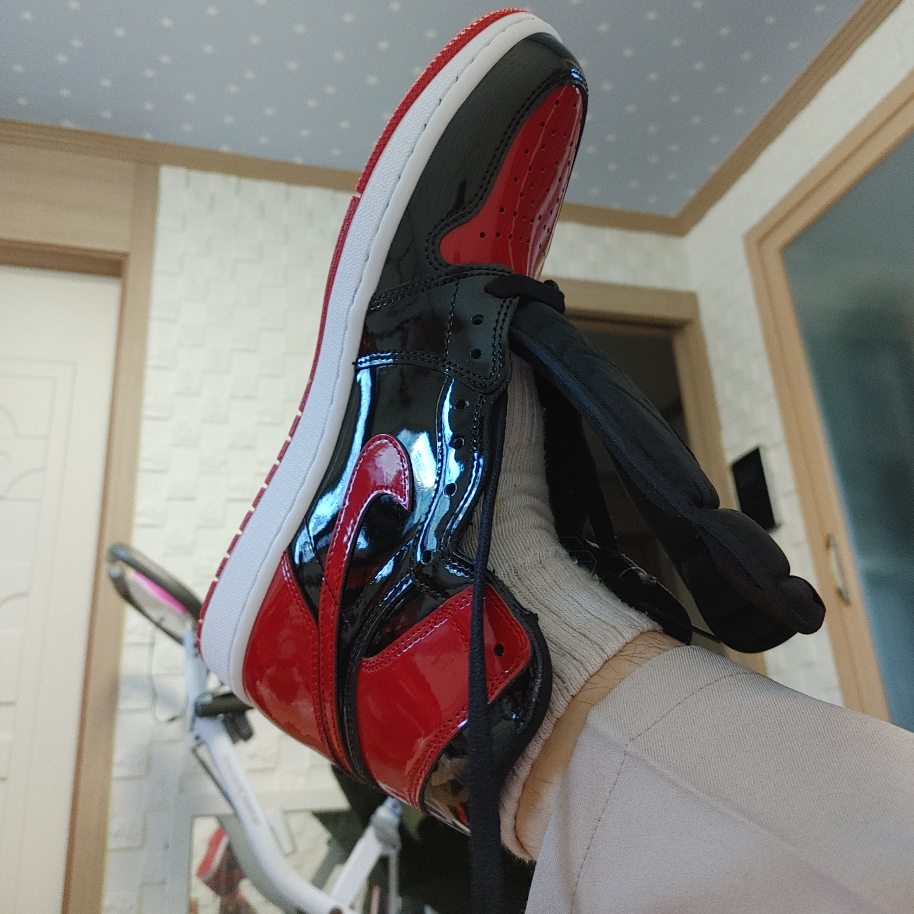 Jordan 1 Retro High OG Patent Bred 착용 스타일 - 2