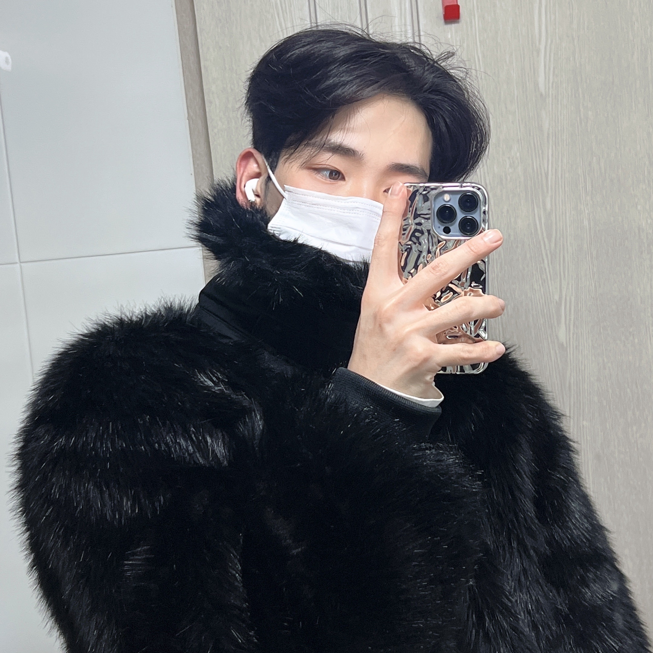 (W) Nike x Ambush Reversible Faux-Fur Coat Black 착용 스타일