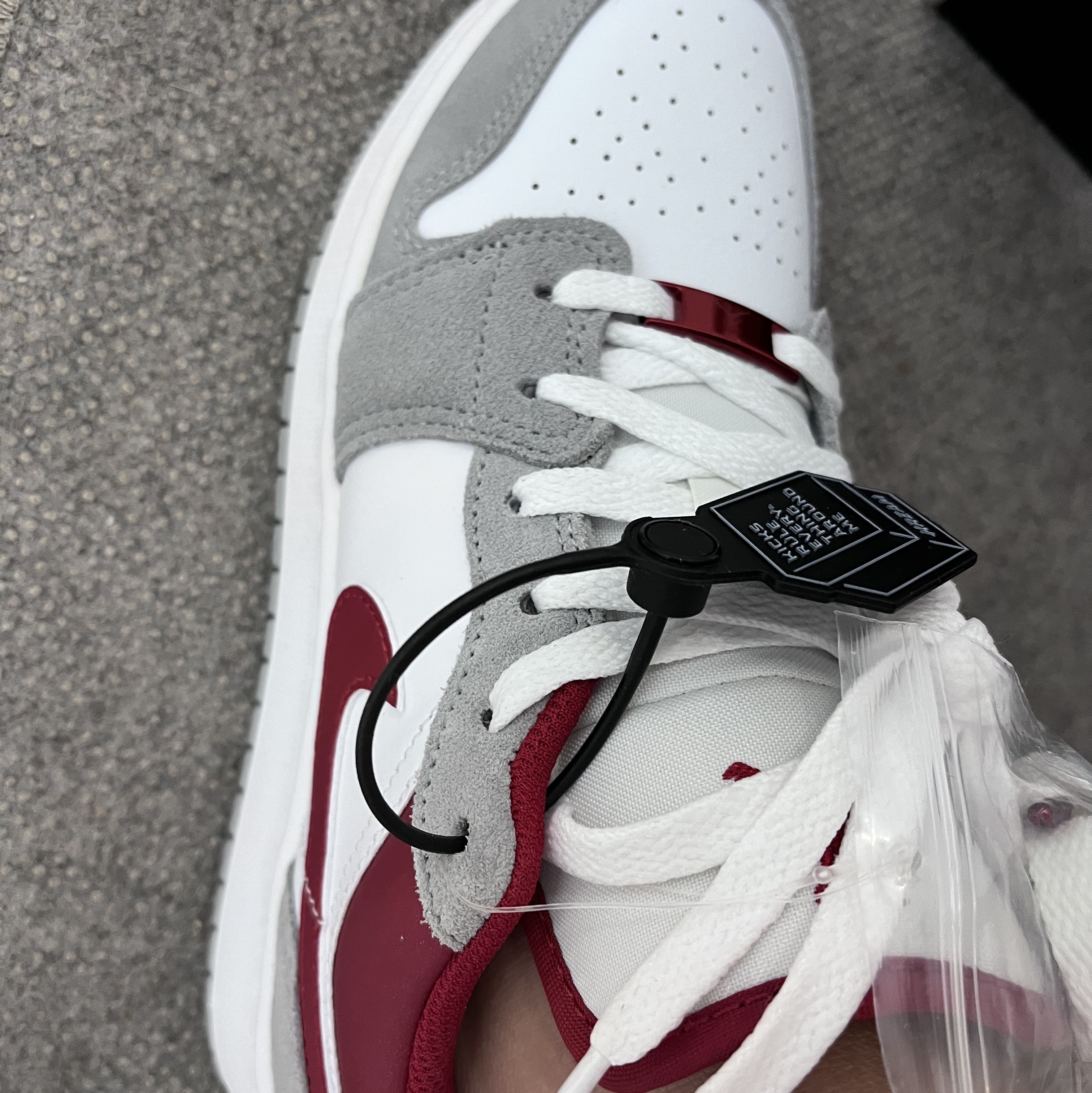(GS) Jordan 1 Low SE Light Smoke Grey Gym Red 착용 스타일 - 2