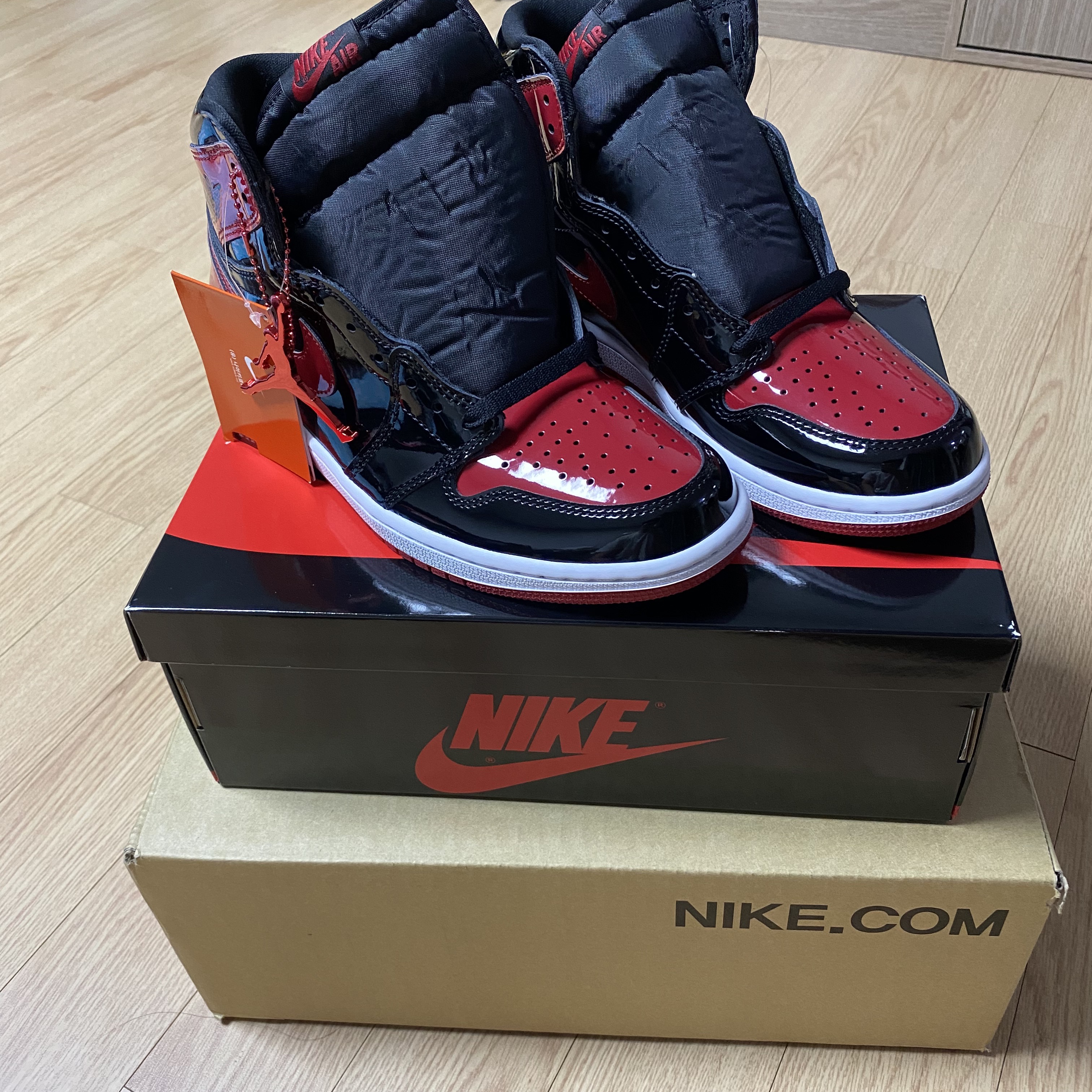 Jordan 1 Retro High OG Patent Bred 착용 스타일 - 1