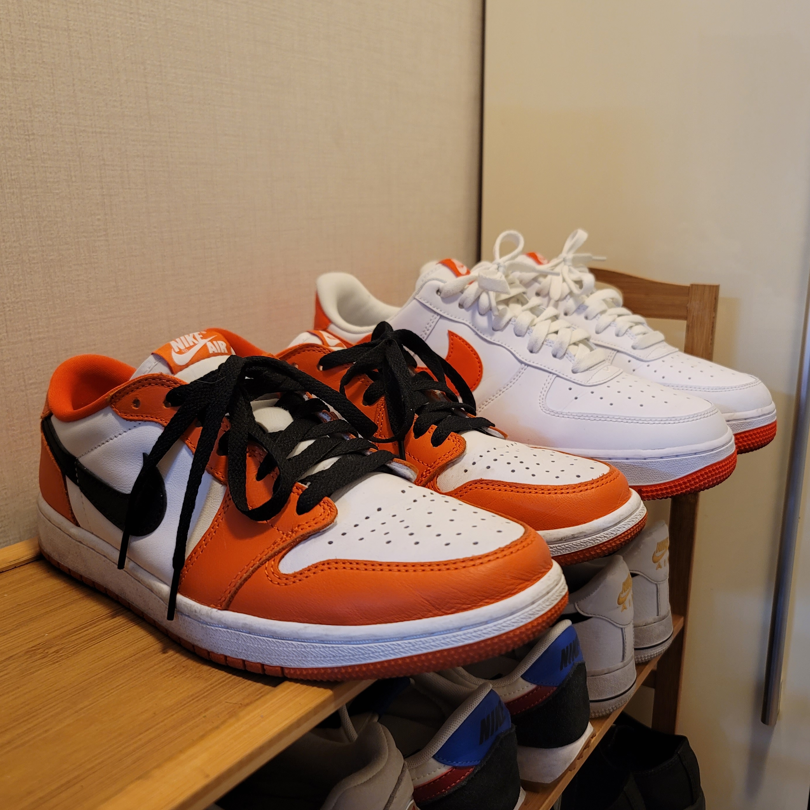 Jordan 1 Low OG Starfish, Nike Air Force 1 '07 Low White Team Orange 착용 스타일 - 1