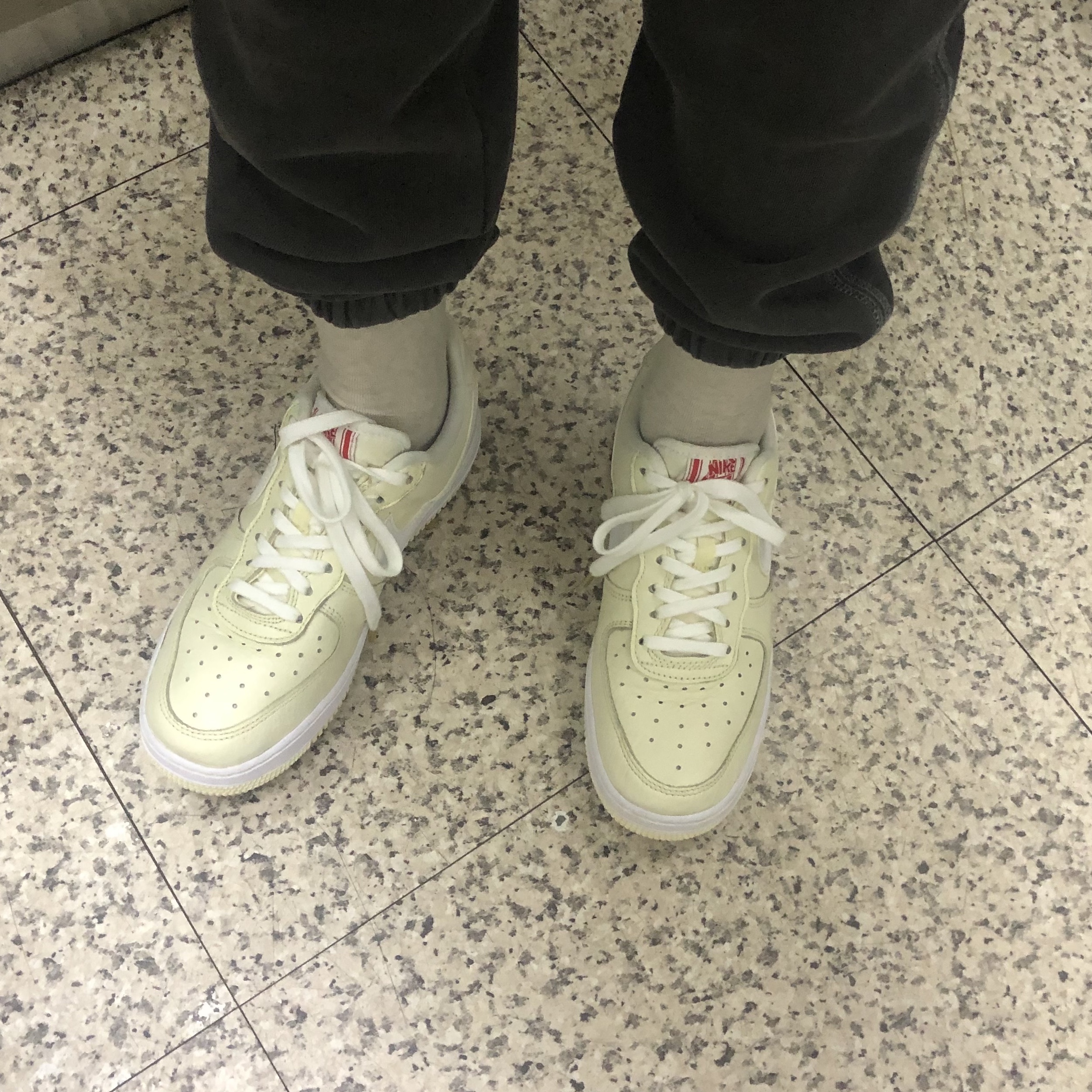 Nike Air Force 1 '07 PRM Popcorn 착용 스타일 - 2