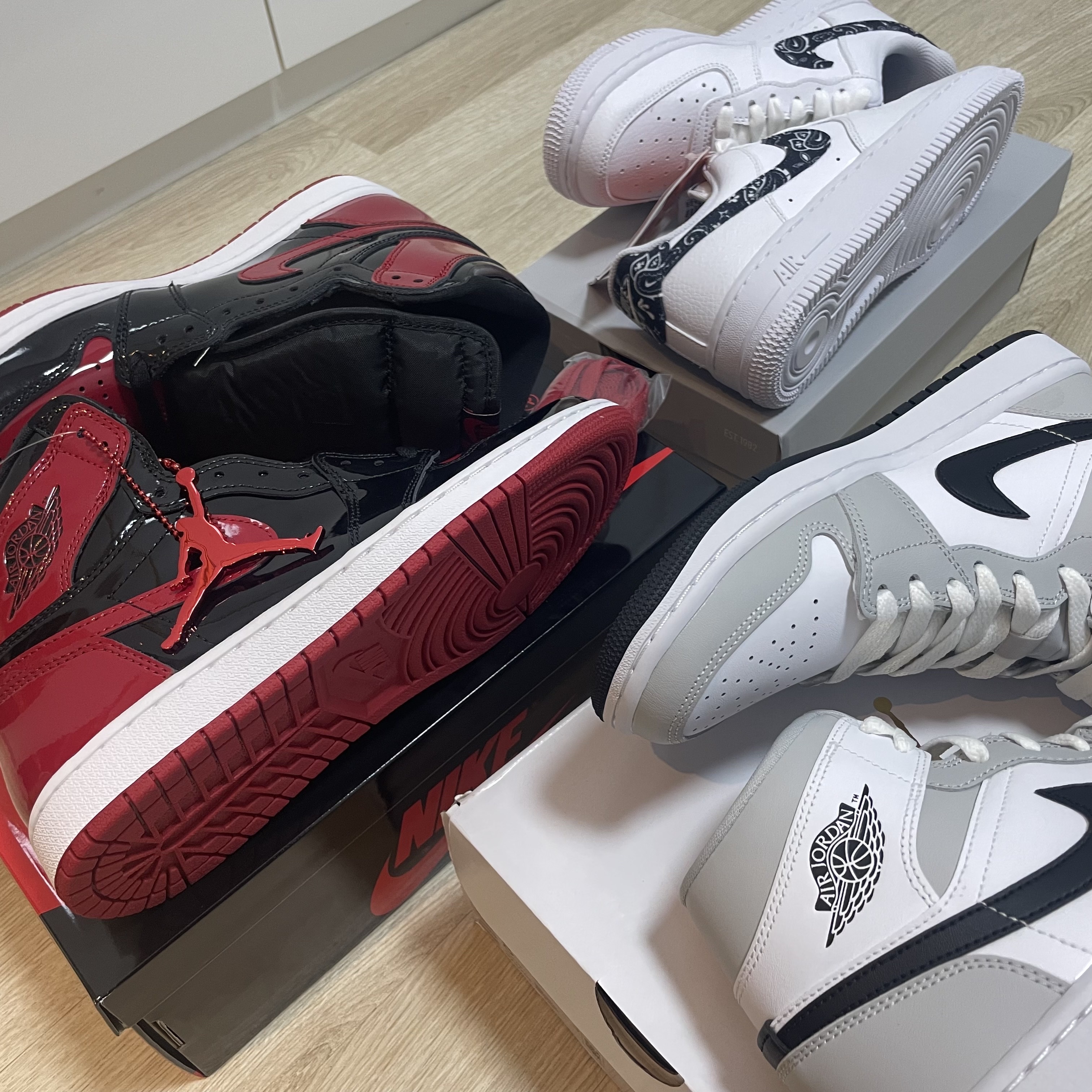 Jordan 1 Retro High OG Patent Bred, (W) Jordan 1 Mid Grey Fog 착용 스타일 - 1