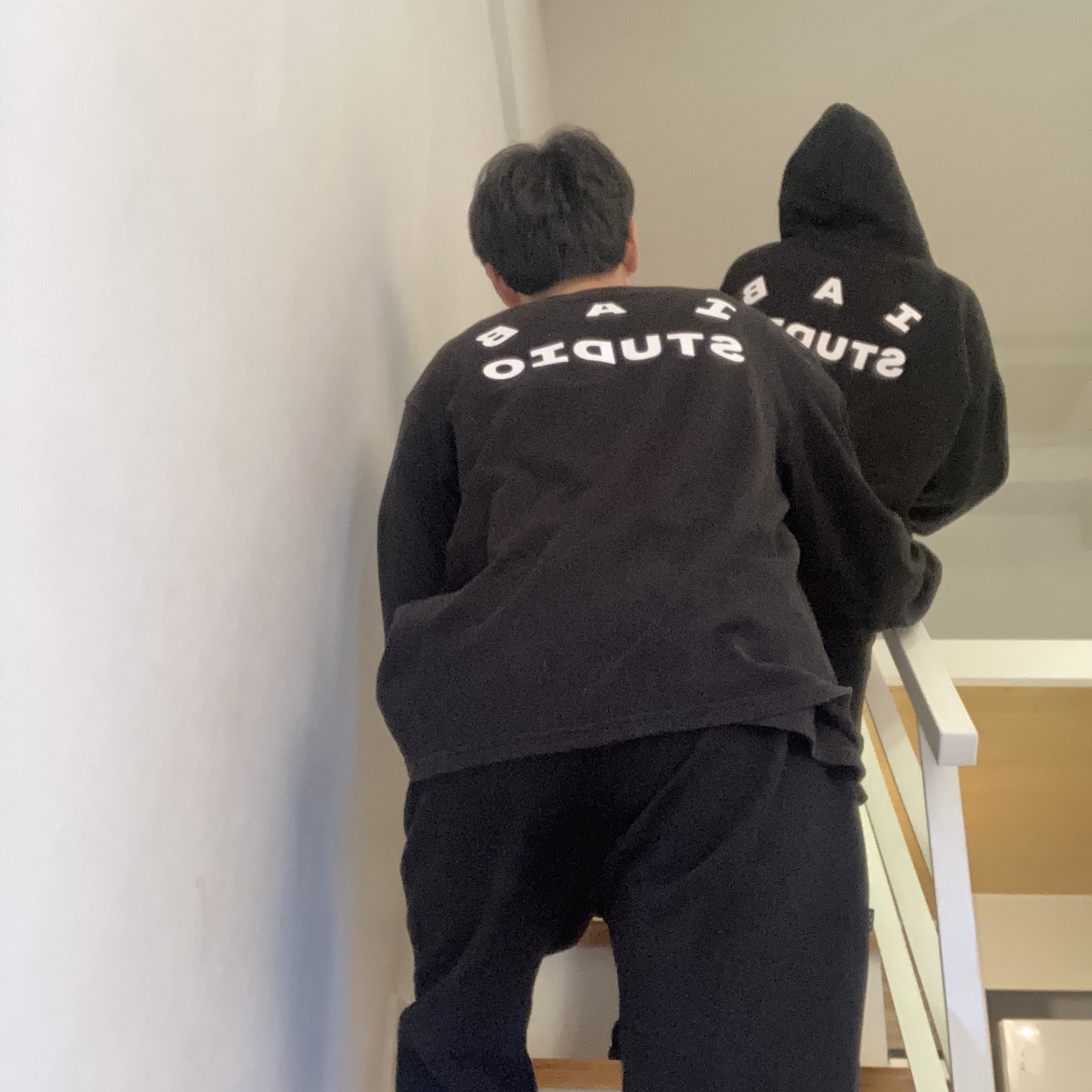 IAB Studio Hoodie Black White, IAB Studio Black Glow T-Shirt 착용 스타일 - 3