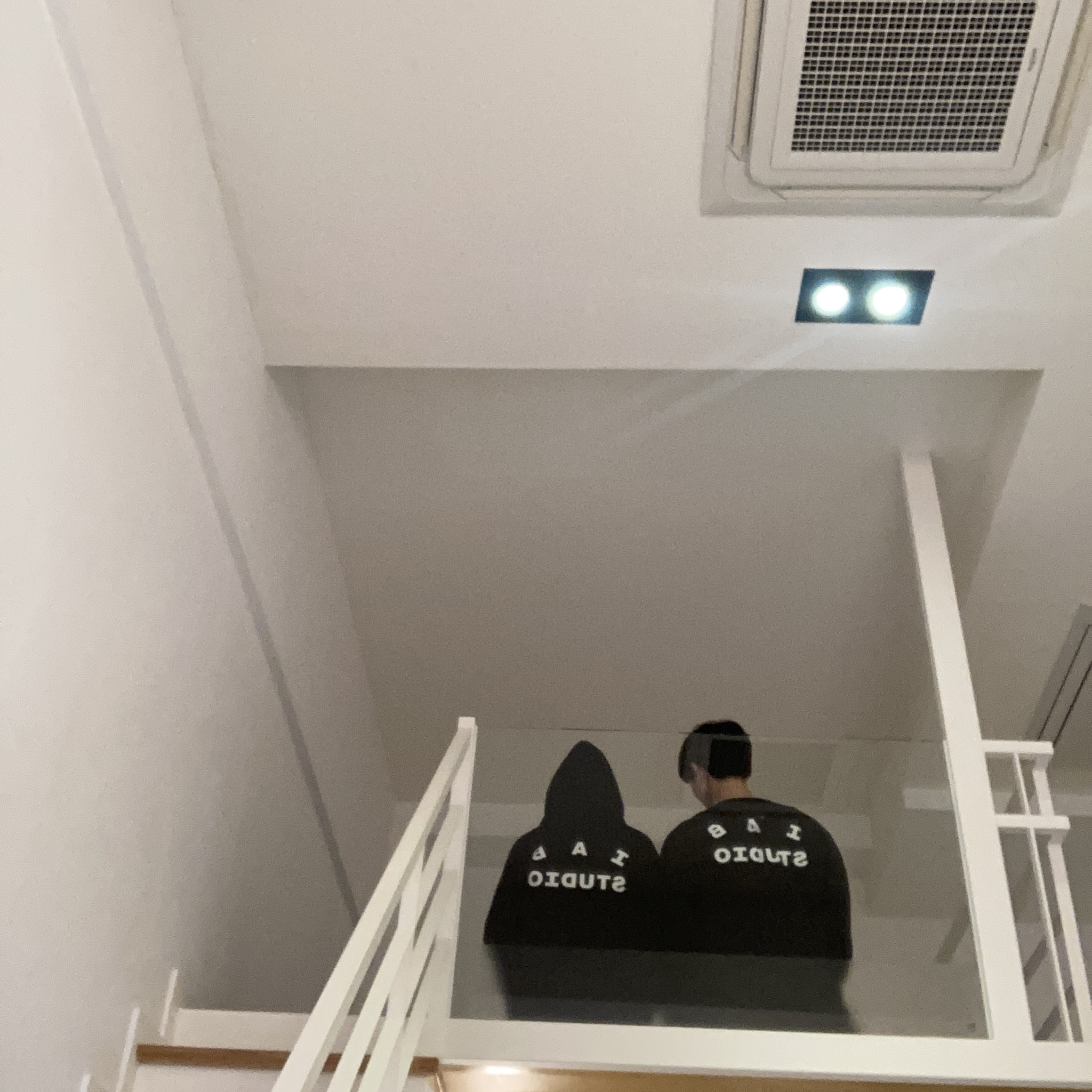 IAB Studio Hoodie Black White, IAB Studio Black Glow T-Shirt 착용 스타일 - 4