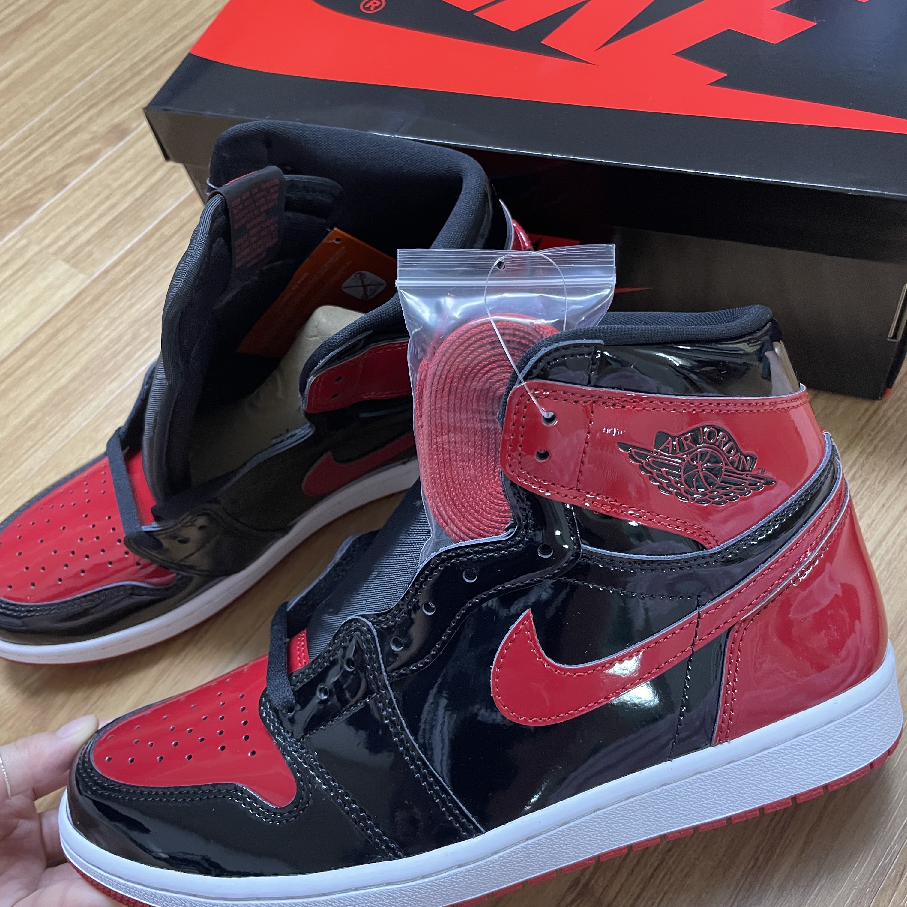 Jordan 1 Retro High OG Patent Bred 착용 스타일 - 1