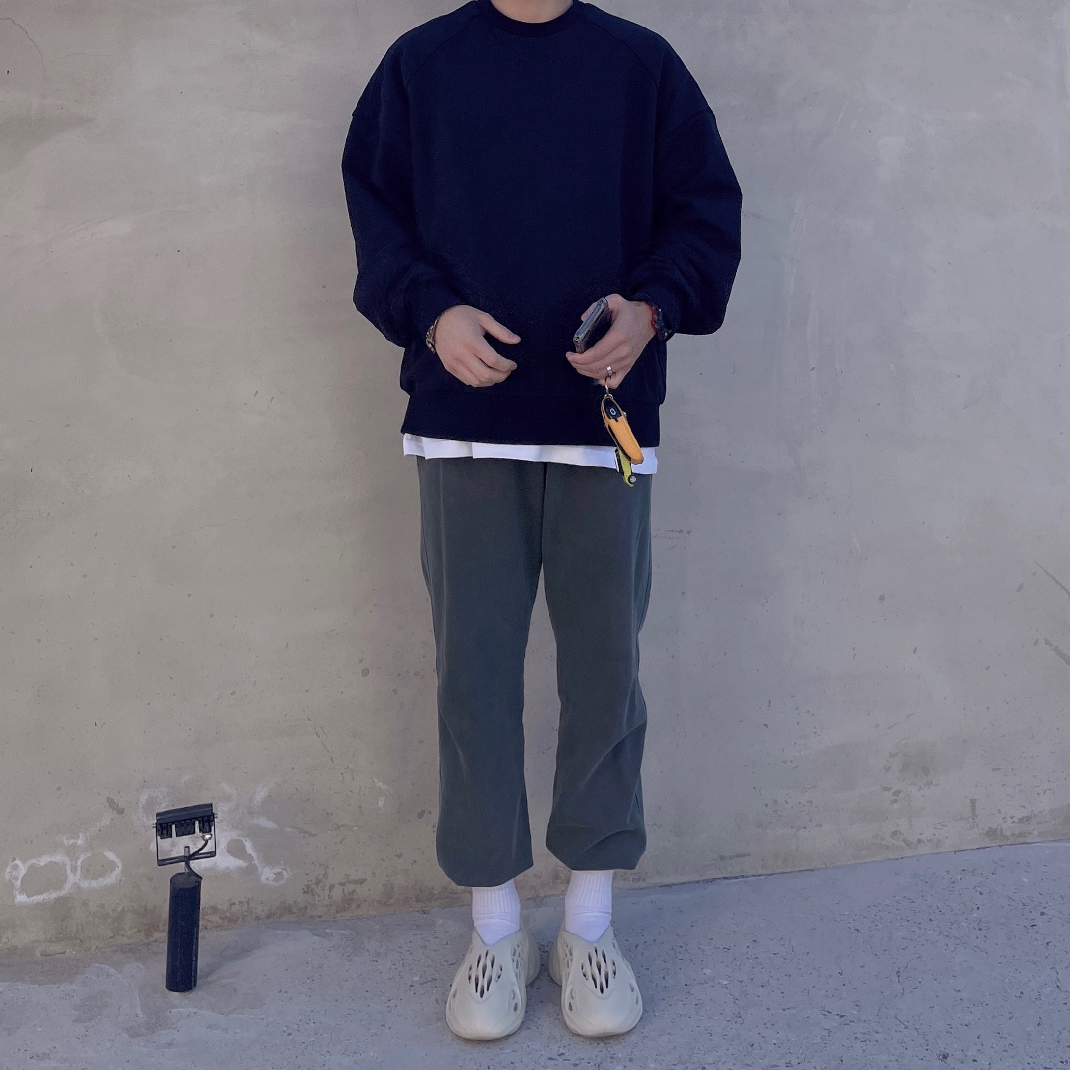 Adidas Yeezy Foam RNNR Sand 착용 스타일 - 1