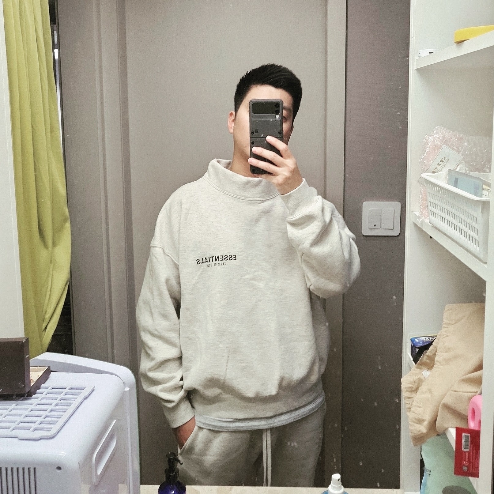 Essentials Pull-Over Mockneck Oatmeal - 21SS 착용 스타일