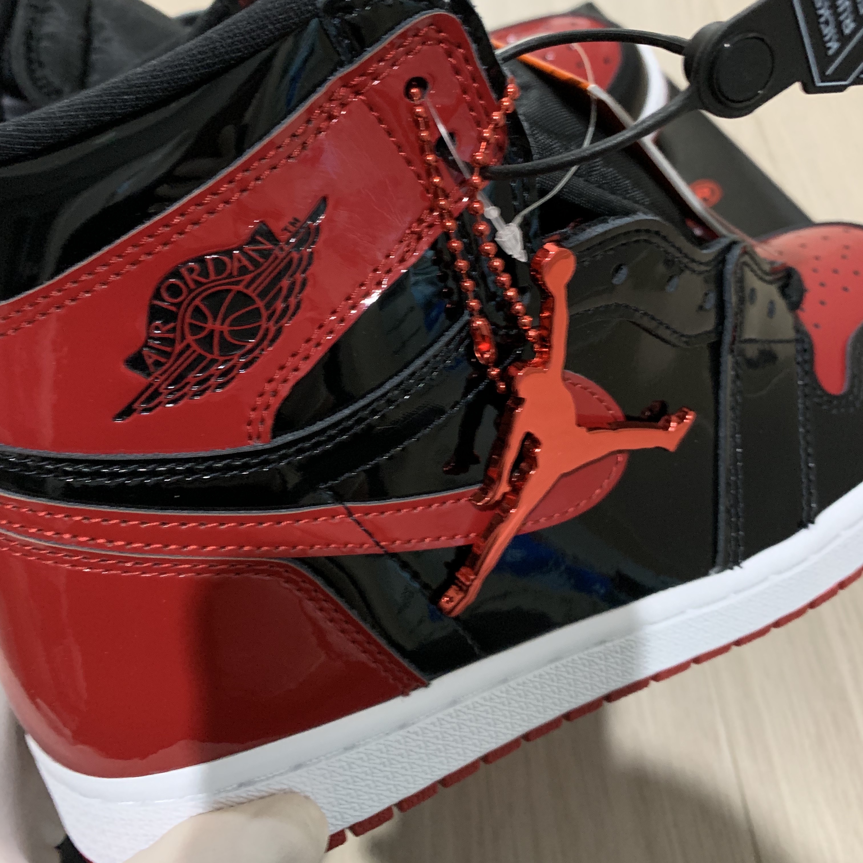 Jordan 1 Retro High OG Patent Bred 착용 스타일 - 3