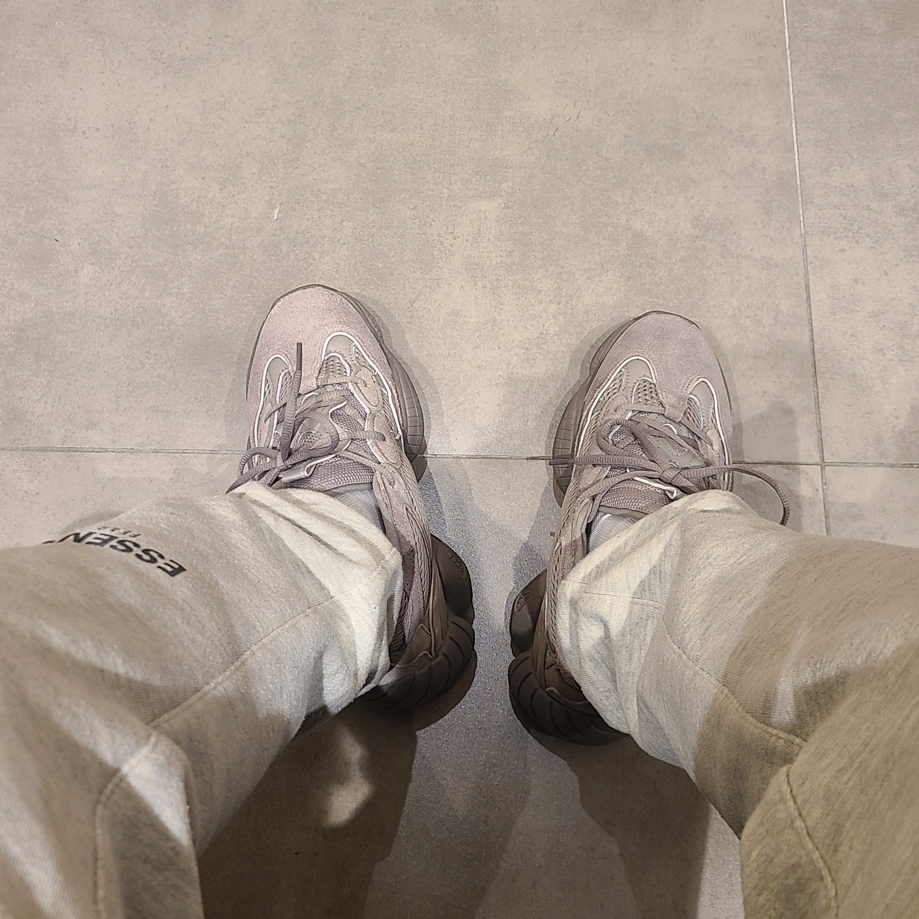 Adidas Yeezy 500 Ash Grey 착용 스타일