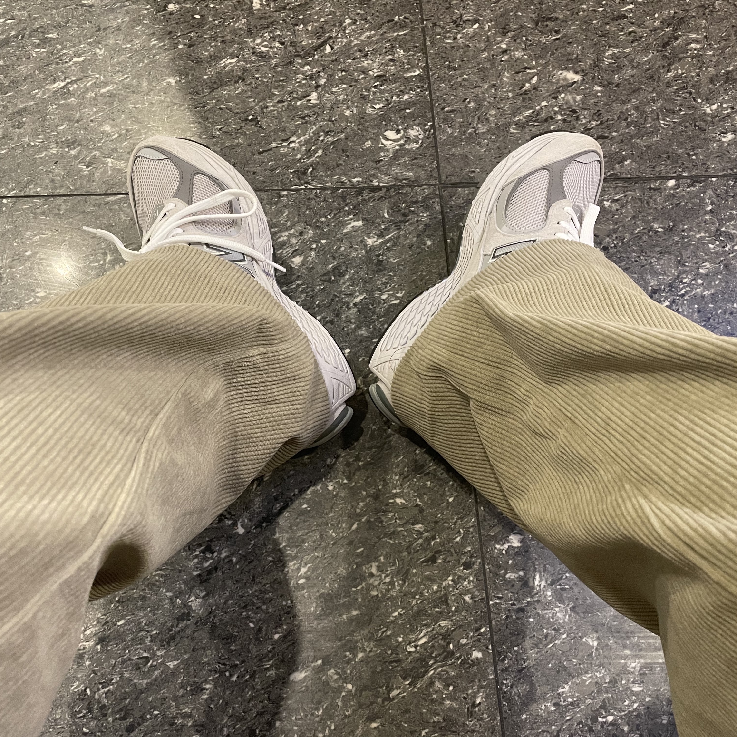 New Balance 2002R T2 Gray 착용 스타일 - 2