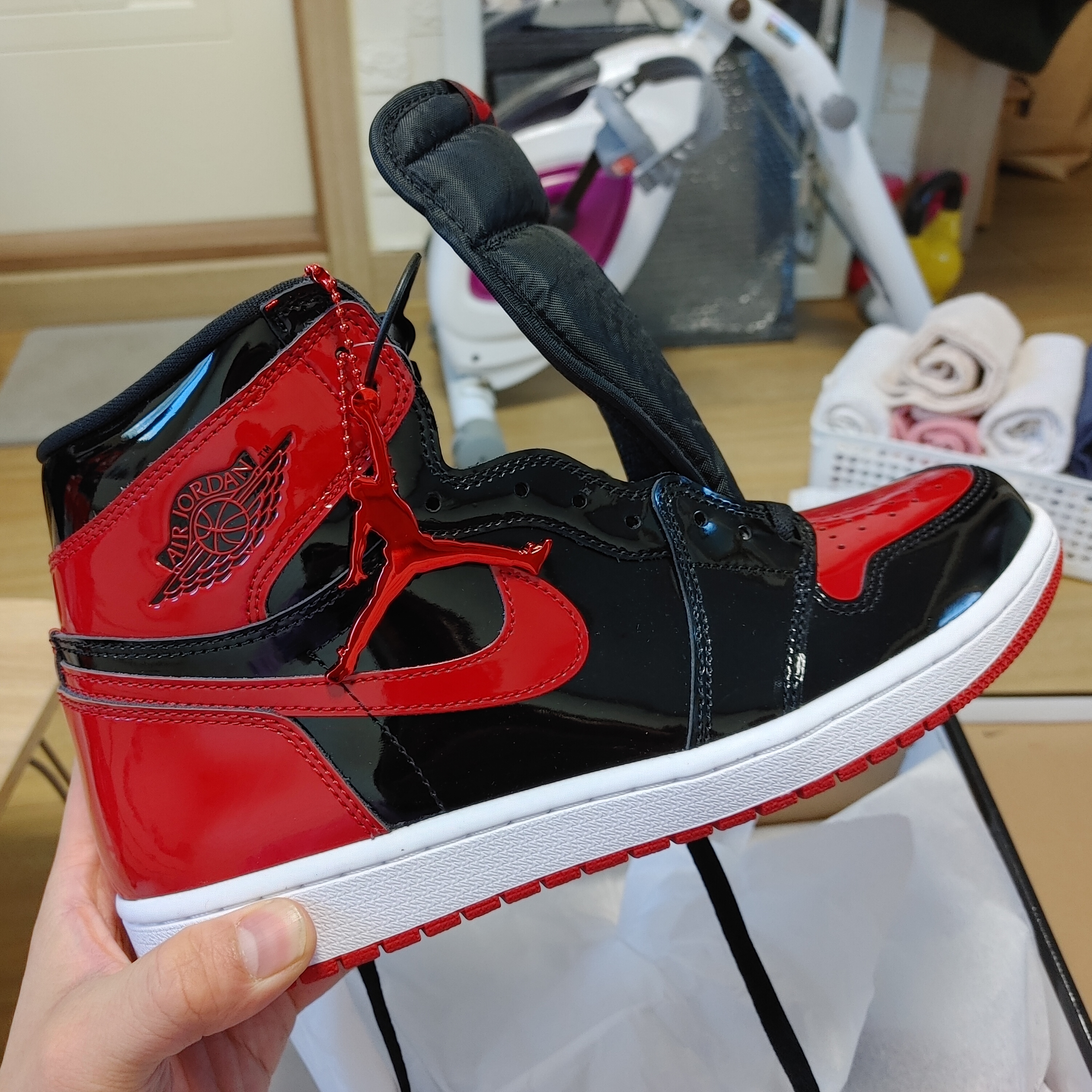 Jordan 1 Retro High OG Patent Bred 착용 스타일 - 3