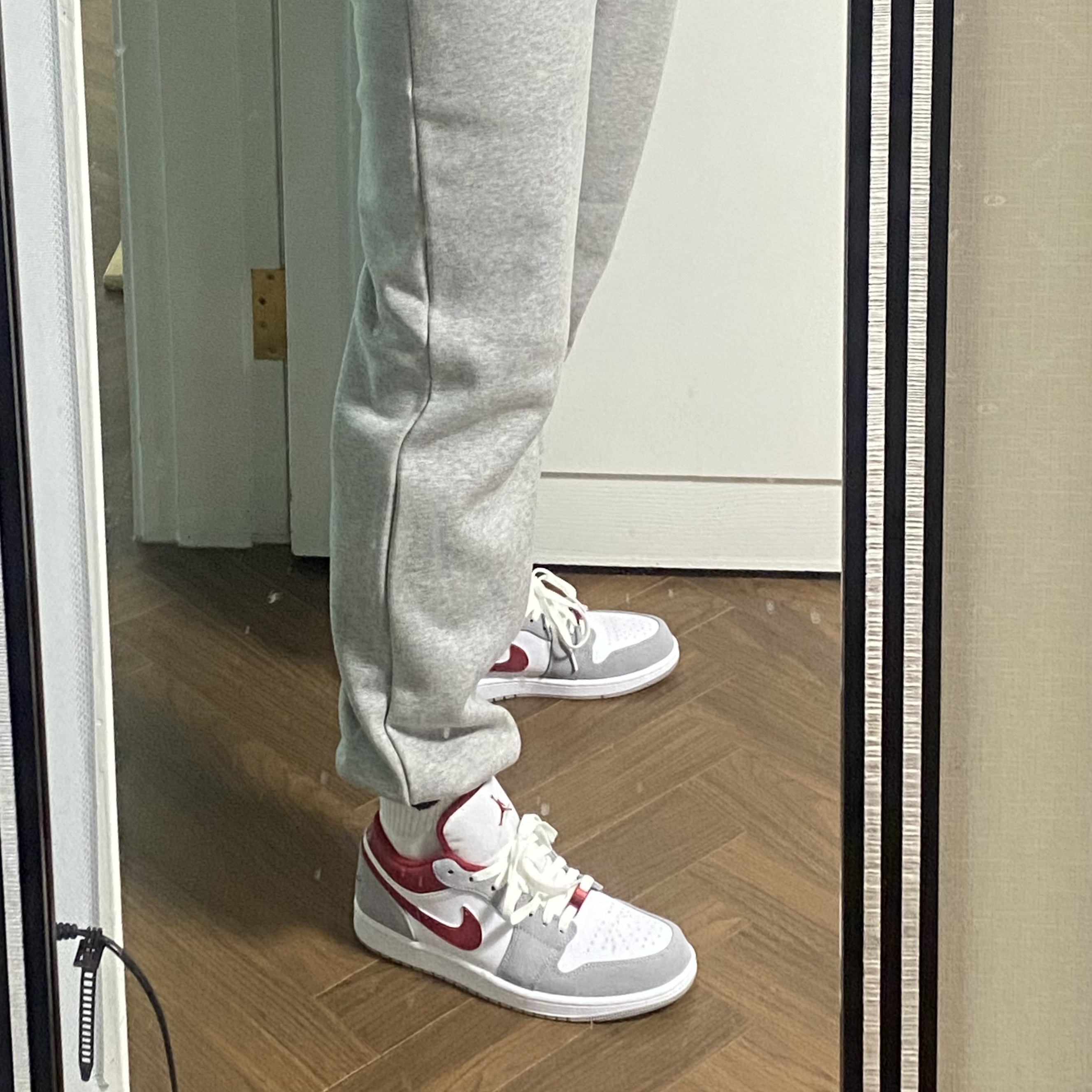 Jordan 1 Low SE Light Smoke Grey Gym Red 착용 스타일 - 2