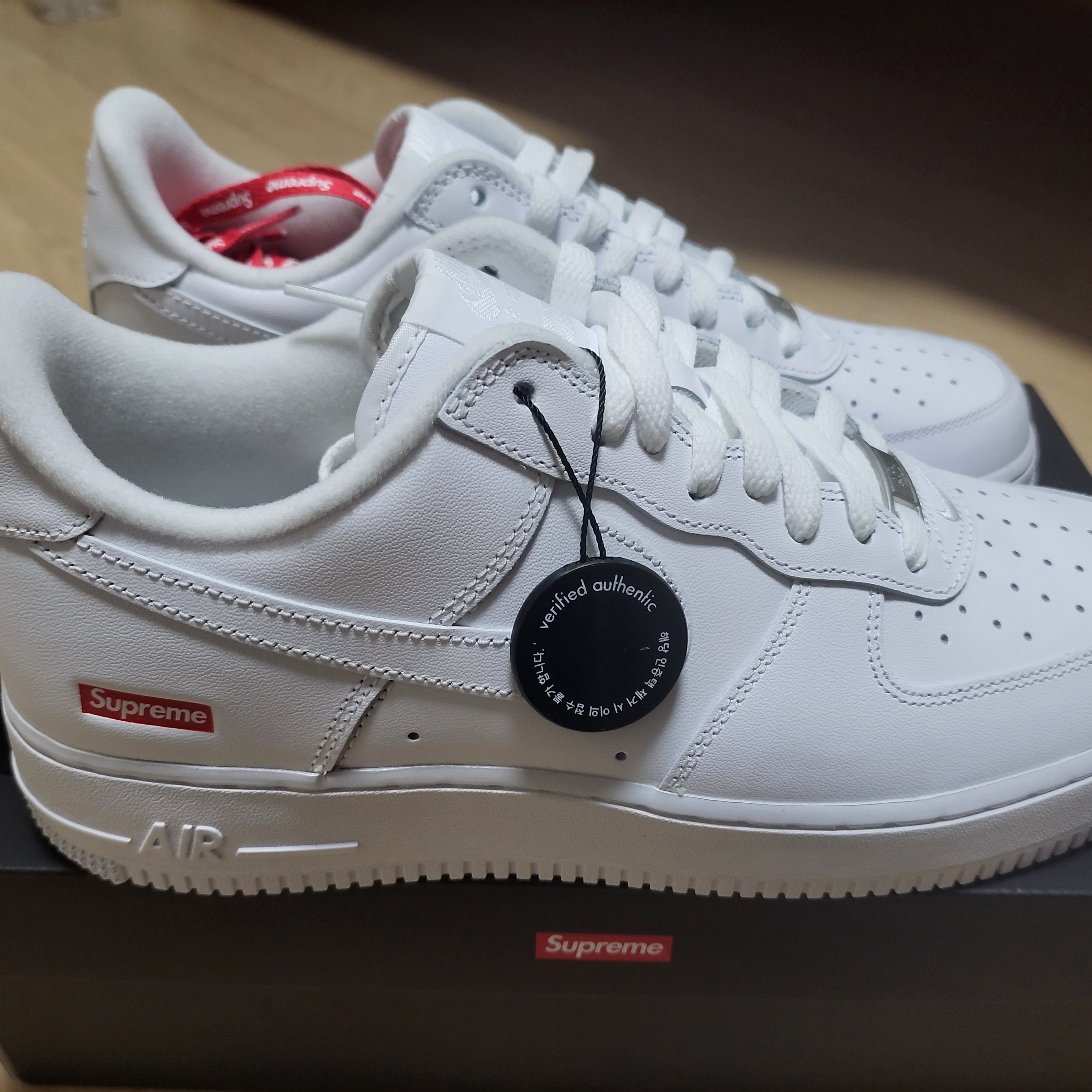 Nike x Supreme Air Force 1 Low White 착용 스타일 - 4