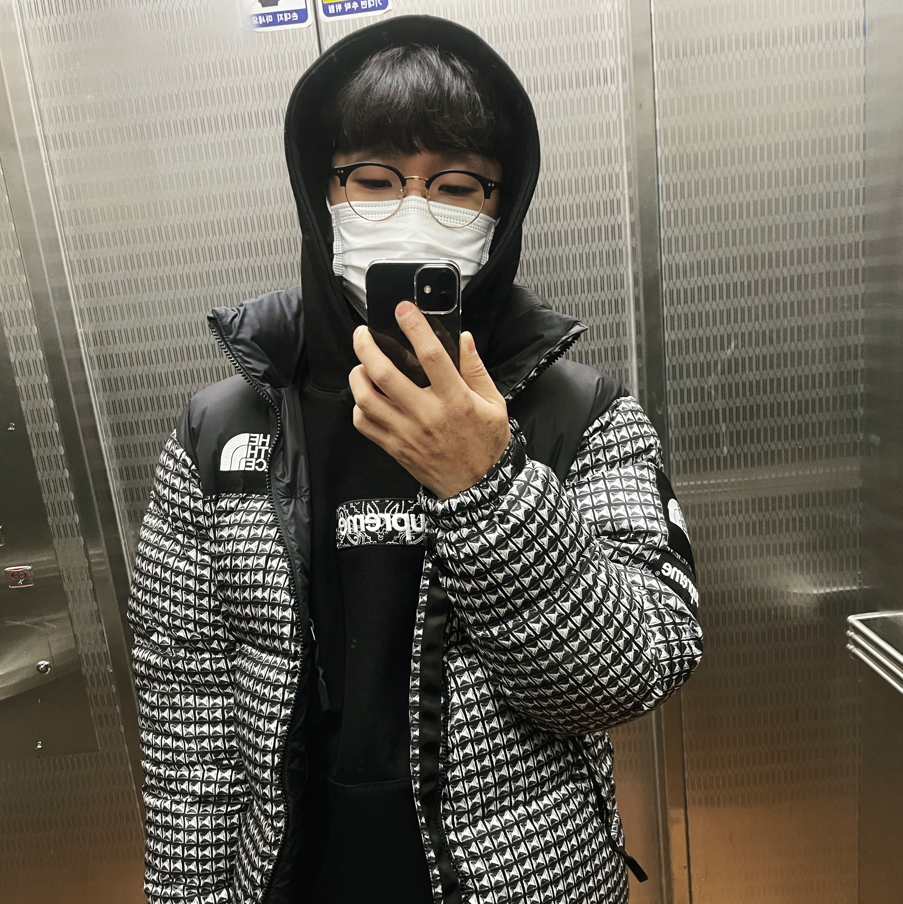 Supreme Bandana Box Logo Hooded Sweatshirt Black - 19FW, Supreme x The North Face Studded Nuptse Jacket Black - 21SS 착용 스타일