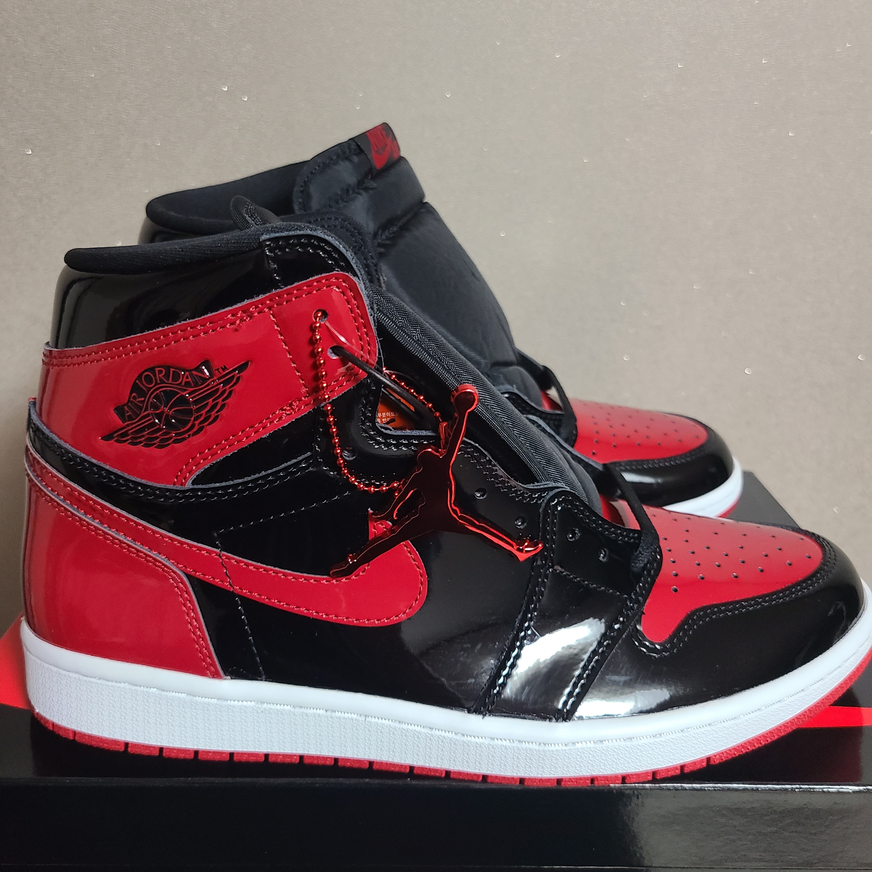 Jordan 1 Retro High OG Patent Bred 착용 스타일 - 1