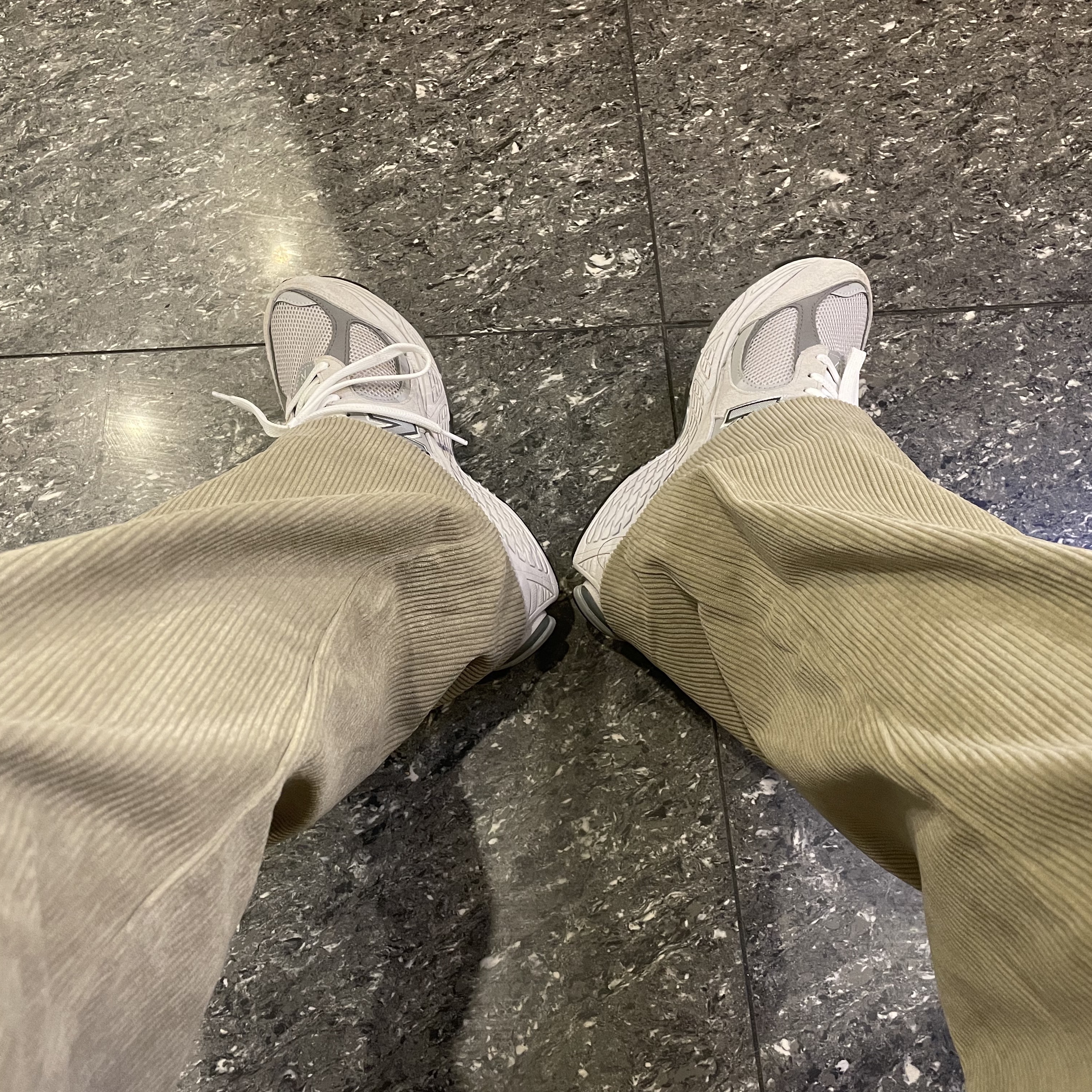 New Balance 2002R T2 Gray 착용 스타일 - 3