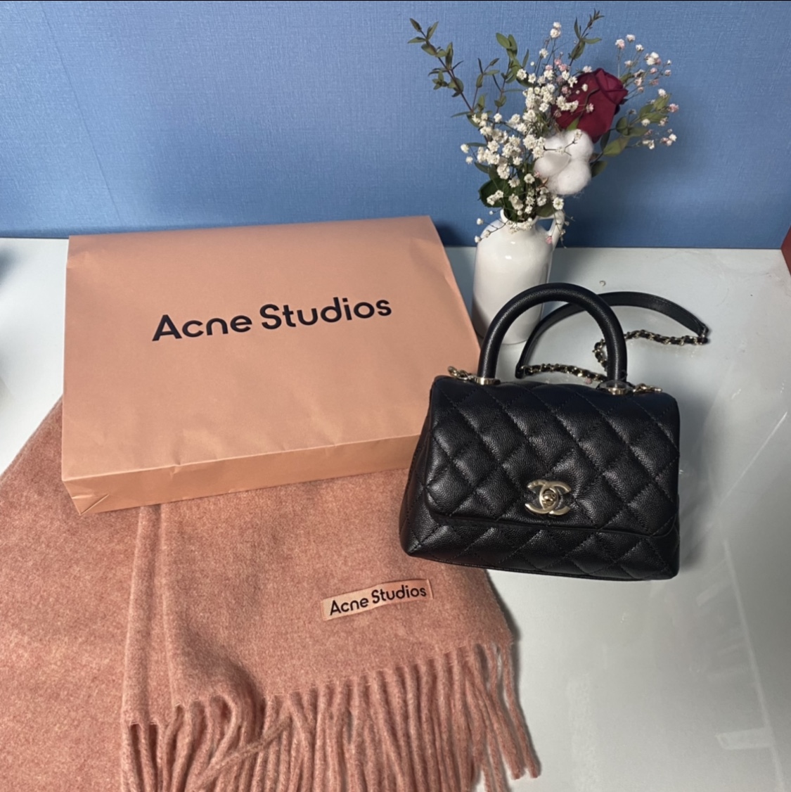 Acne Studios Canada Narrow New Wool Muffler Rose Melange, Chanel Mini Flap Bag with Top Handle Grained Calfskin & Gold Black 착용 스타일