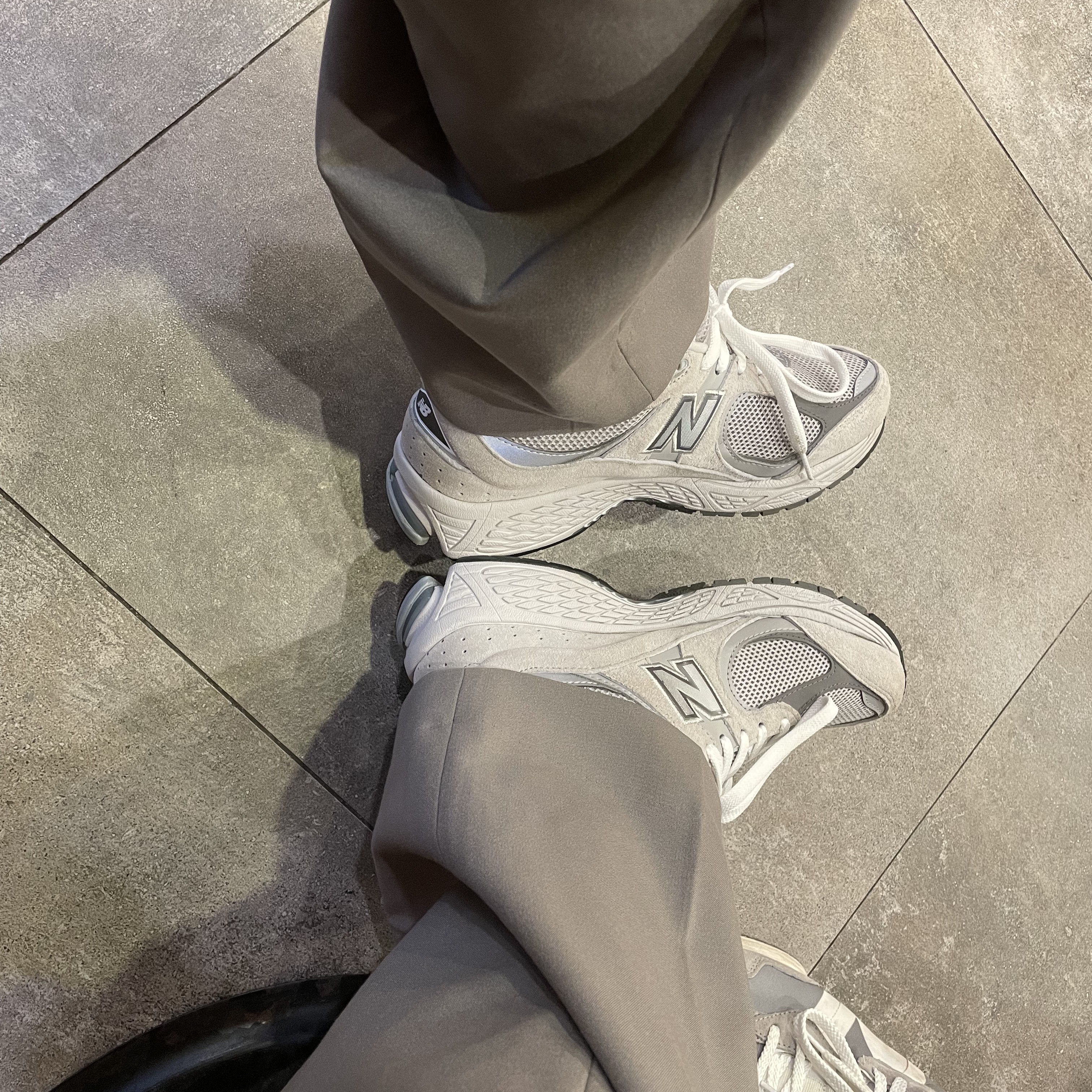 New Balance 2002R T2 Gray 착용 스타일 - 1