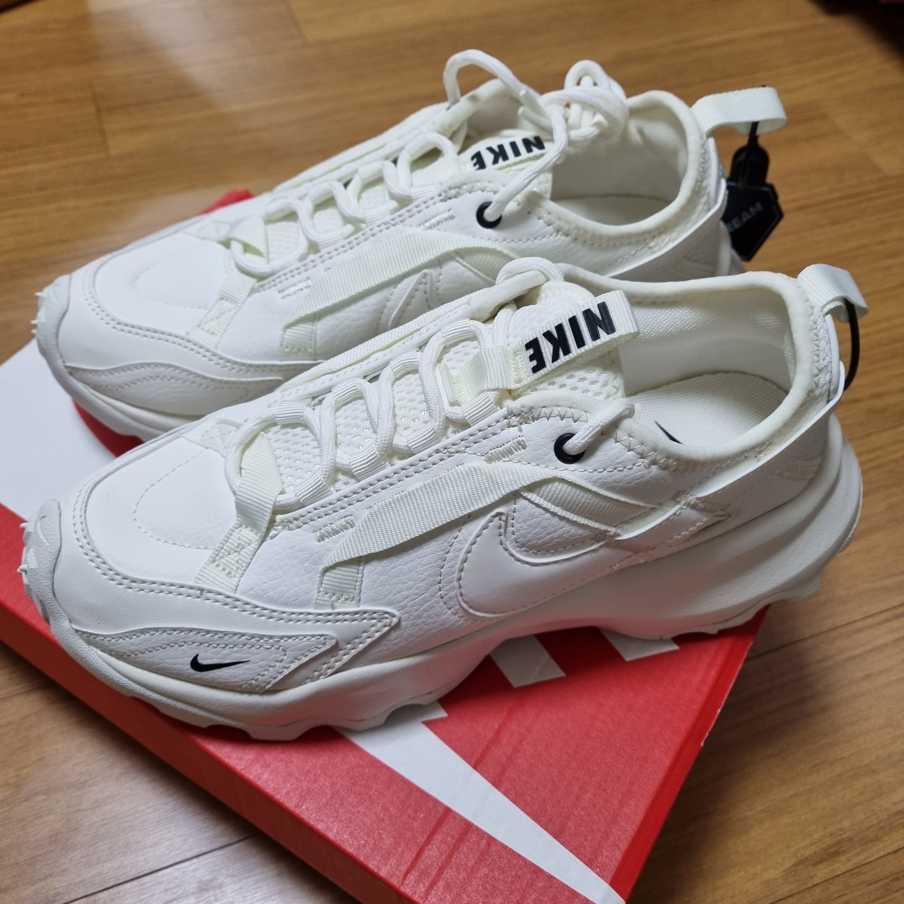 (W) Nike TC 7900 Summit White 착용 스타일