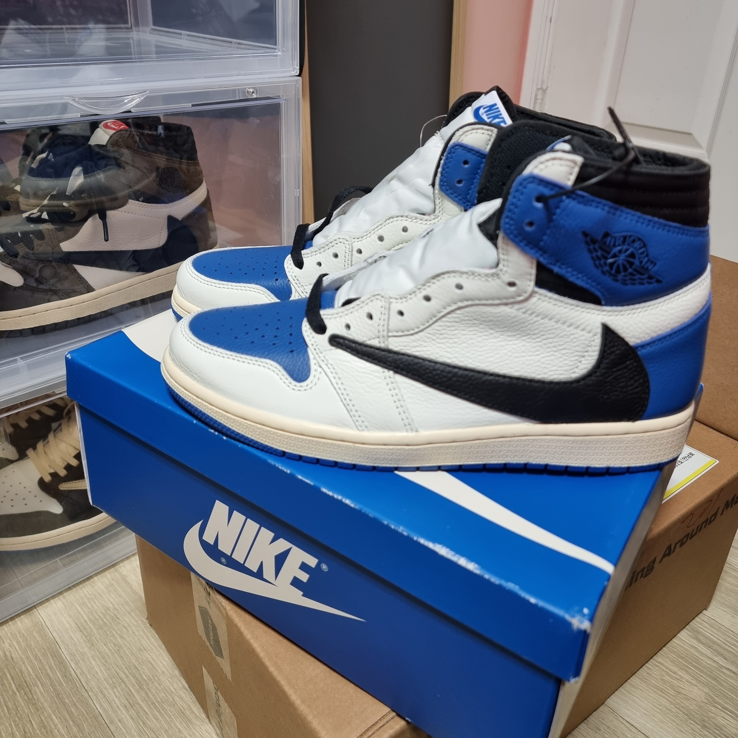 Jordan 1 x Travis Scott x Fragment Retro High OG SP Military Blue, Jordan 1 x Travis Scott Retro High OG SP Mocha 착용 스타일 - 3