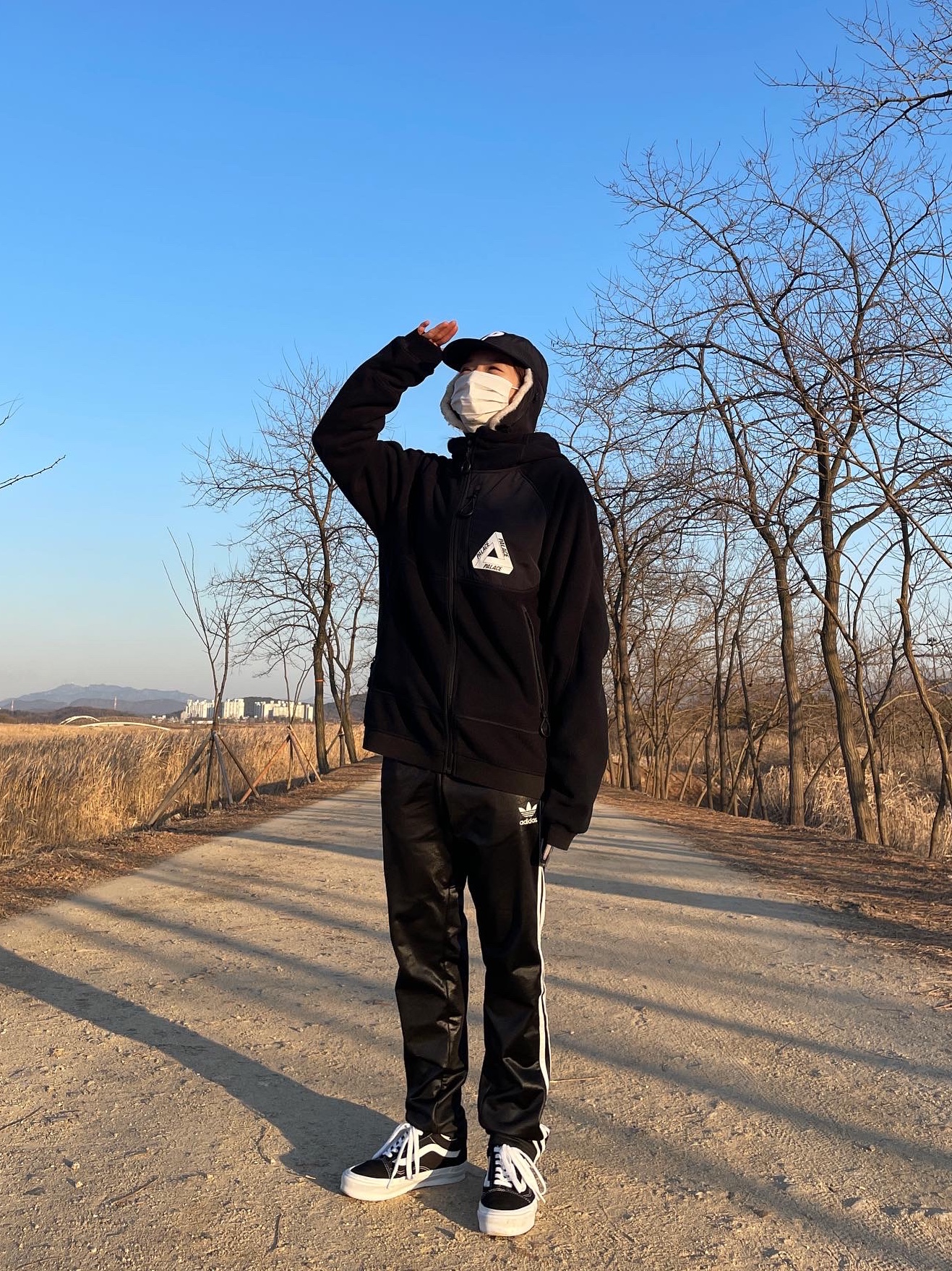 Vans Vault OG Old Skool LX Black, Palace Polar Fleece Asymmetric Jacket Black - 21FW 착용 스타일