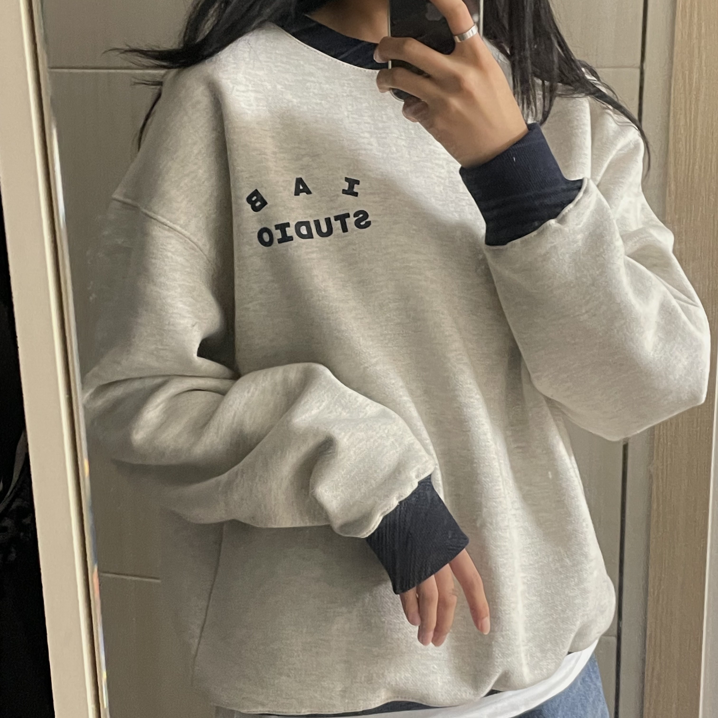 IAB Studio Sweatshirt Oatmeal Navy 착용 스타일